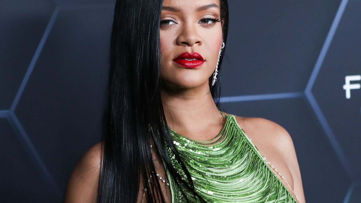 Rihanna | &#x397; &#x3C6;&#x3C9;&#x3C4;&#x3BF;&#x3B3;&#x3C1;&#x3B1;&#x3C6;&#x3AF;&#x3B1; &#x3C3;&#x3C4;&#x3BF; Instagram &#x3C0;&#x3BF;&#x3C5; &#x3B4;&#x3B5;&#x3AF;&#x3C7;&#x3BD;&#x3B5;&#x3B9; &#x3C4;&#x3B7; &#x3BC;&#x3B5;&#x3B3;&#x3AC;&#x3BB;&#x3B7; &#x3B1;&#x3BB;&#x3BB;&#x3B1;&#x3B3;&#x3AE; &#x3C0;&#x3BF;&#x3C5; &#x3AD;&#x3BA;&#x3B1;&#x3BD;&#x3B5; &#x3C3;&#x3C4;&#x3B1; &#x3BC;&#x3B1;&#x3BB;&#x3BB;&#x3B9;&#x3AC; &#x3C4;&#x3B7;&#x3C2;