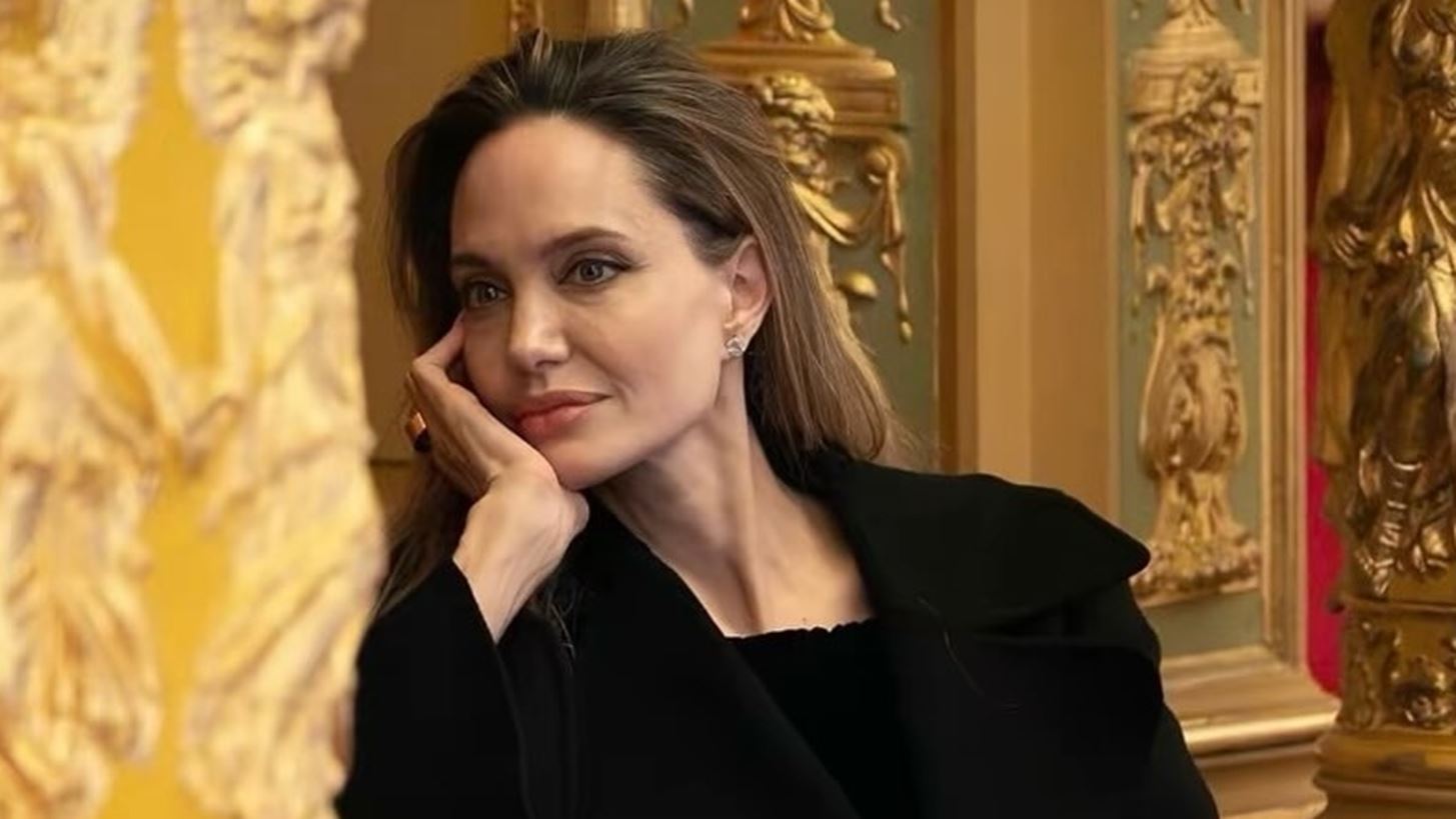 Angelina Jolie | &#x388;&#x3BA;&#x3B1;&#x3BD;&#x3B5; &#x3C4;&#x3BF; &#x3BD;&#x3C4;&#x3B5;&#x3BC;&#x3C0;&#x3BF;&#x3CD;&#x3C4;&#x3BF; &#x3C4;&#x3B7;&#x3C2; &#x3C9;&#x3C2; &#x3C3;&#x3C7;&#x3B5;&#x3B4;&#x3B9;&#x3AC;&#x3C3;&#x3C4;&#x3C1;&#x3B9;&#x3B1; &#x3C3;&#x3C4;&#x3BF; &#x3BA;&#x3CC;&#x3BA;&#x3BA;&#x3B9;&#x3BD;&#x3BF; &#x3C7;&#x3B1;&#x3BB;&#x3AF; &#x3C4;&#x3C9;&#x3BD; &#x38C;&#x3C3;&#x3BA;&#x3B1;&#x3C1;
