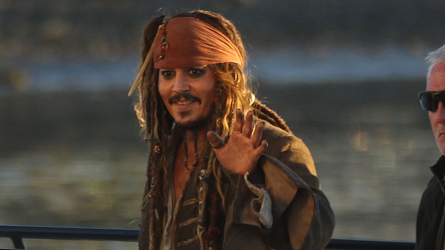 &#x395;&#x3C0;&#x3B9;&#x3C3;&#x3C4;&#x3C1;&#x3AD;&#x3C6;&#x3B5;&#x3B9; &#x3BF; Johnny Depp &#x3C3;&#x3C4;&#x3BF;&#x3C5;&#x3C2; &quot;&#x3A0;&#x3B5;&#x3B9;&#x3C1;&#x3B1;&#x3C4;&#x3AD;&#x3C2; &#x3C4;&#x3B7;&#x3C2; &#x39A;&#x3B1;&#x3C1;&#x3B1;&#x3CA;&#x3B2;&#x3B9;&#x3BA;&#x3AE;&#x3C2;&quot;; &#x3A0;&#x3BF;&#x3B9;&#x3B1; &#x3AE;&#x3C4;&#x3B1;&#x3BD; &#x3B7; &#x3B1;&#x3C0;&#x3AC;&#x3BD;&#x3C4;&#x3B7;&#x3C3;&#x3B7; &#x3C4;&#x3B7;&#x3C2; &#x3C0;&#x3BB;&#x3B5;&#x3C5;&#x3C1;&#x3AC;&#x3C2; &#x3C4;&#x3BF;&#x3C5; &#x3B7;&#x3B8;&#x3BF;&#x3C0;&#x3BF;&#x3B9;&#x3BF;&#x3CD;;