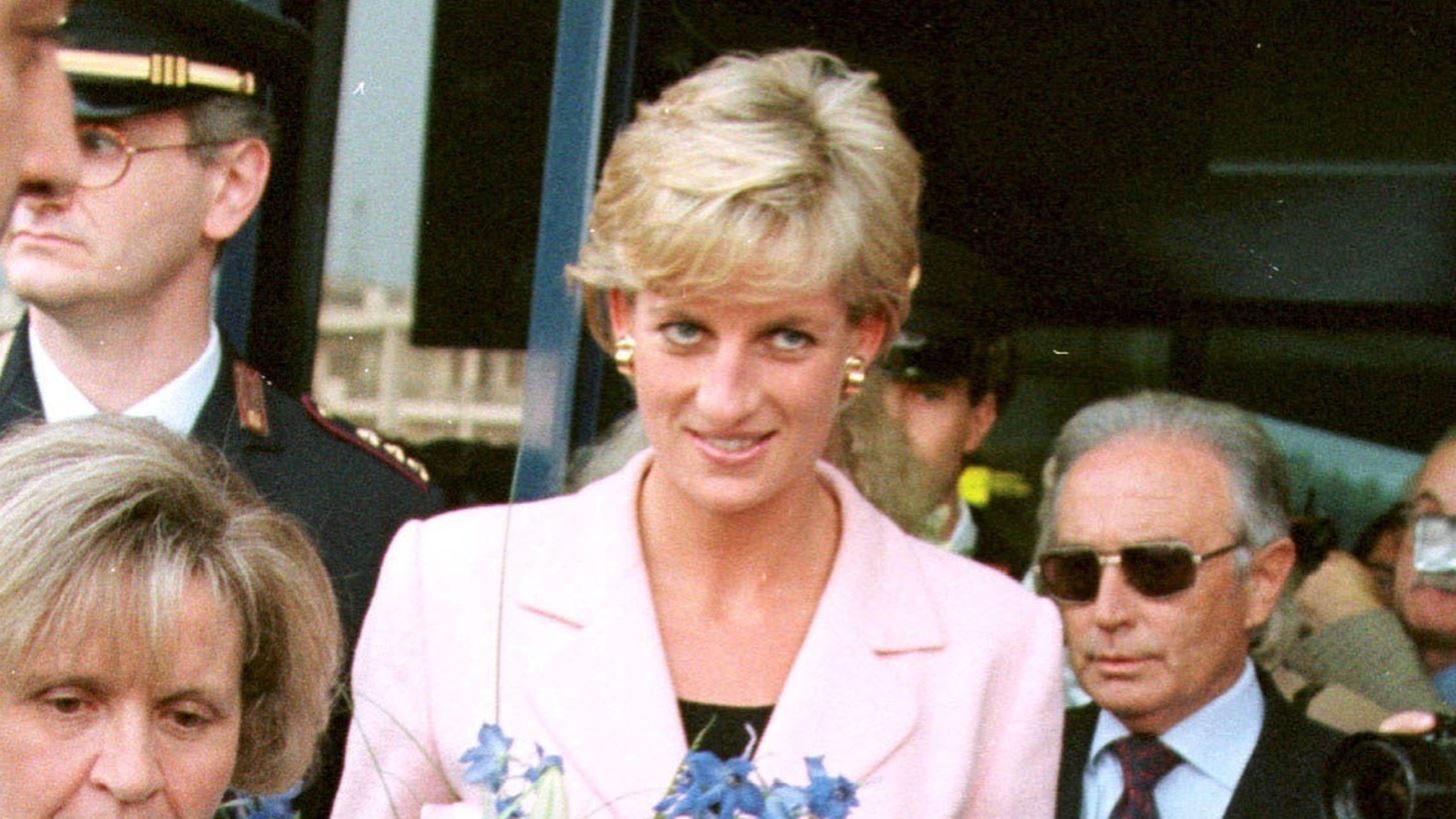 Gucci Diana | &#x397; &#x3B1;&#x3B3;&#x3B1;&#x3C0;&#x3B7;&#x3BC;&#x3AD;&#x3BD;&#x3B7; tote bag &#x3C4;&#x3B7;&#x3C2; &#x3C0;&#x3C1;&#x3B9;&#x3B3;&#x3BA;&#x3AF;&#x3C0;&#x3B9;&#x3C3;&#x3C3;&#x3B1;&#x3C2; Diana &#x3B5;&#x3C0;&#x3B1;&#x3BD;&#x3B1;&#x3C3;&#x3C5;&#x3C3;&#x3C4;&#x3AE;&#x3BD;&#x3B5;&#x3C4;&#x3B1;&#x3B9;