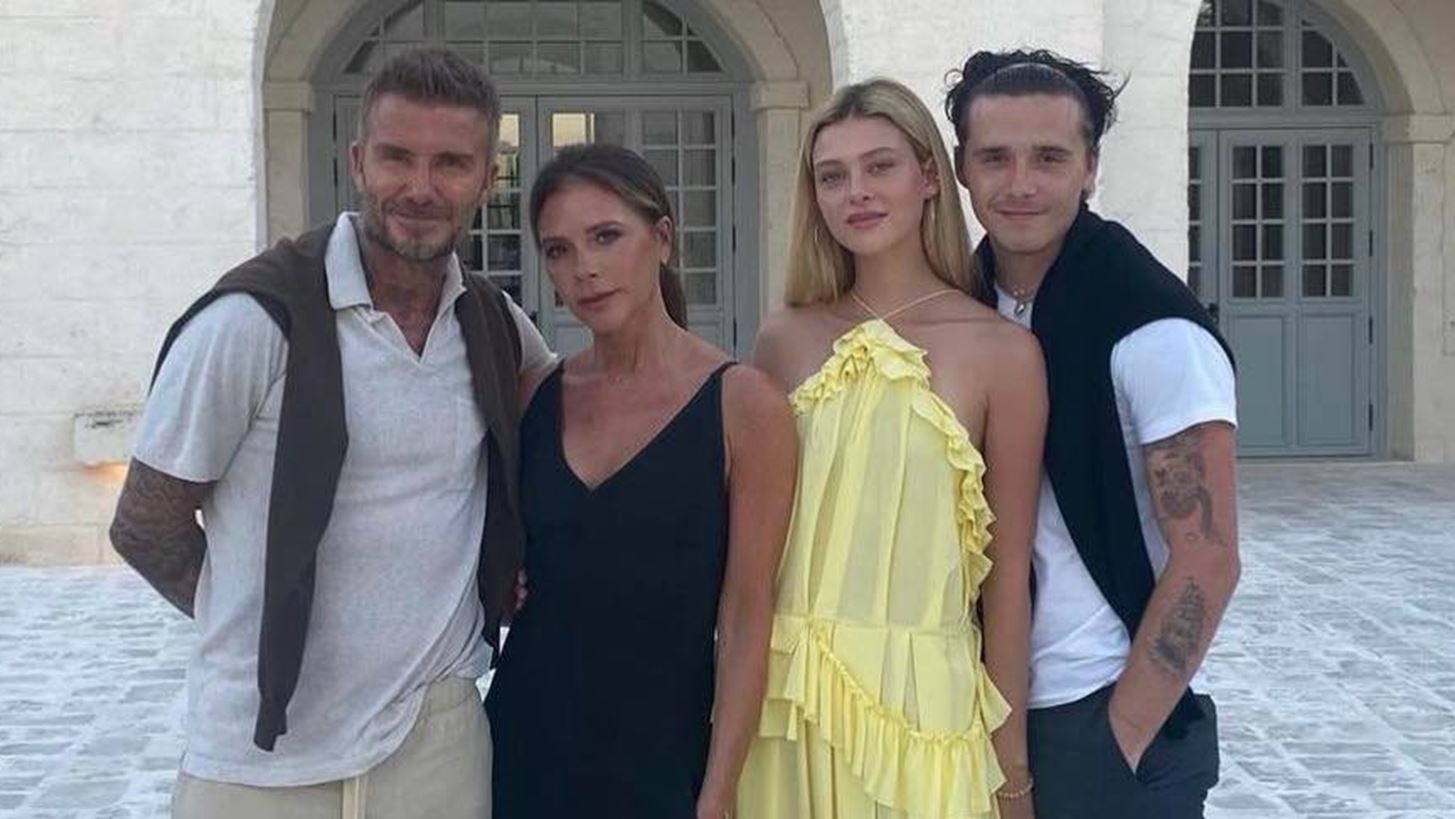 &quot;&#x394;&#x3B5;&#x3BD; &#x3C5;&#x3C0;&#x3AC;&#x3C1;&#x3C7;&#x3B5;&#x3B9; &#x3BA;&#x3B1;&#x3BC;&#x3B9;&#x3AC; &#x3BA;&#x3CC;&#x3BD;&#x3C4;&#x3C1;&#x3B1;&quot; | H Nicola Peltz &#x3BC;&#x3B9;&#x3BB;&#x3AC;&#x3B5;&#x3B9; &#x3B3;&#x3B9;&#x3B1; &#x3C4;&#x3B7; &#x3C3;&#x3C7;&#x3AD;&#x3C3;&#x3B7; &#x3C4;&#x3B7;&#x3C2; &#x3BC;&#x3B5; &#x3C4;&#x3B7;&#x3BD; &#x3C0;&#x3B5;&#x3B8;&#x3B5;&#x3C1;&#x3AC; &#x3C4;&#x3B7;&#x3C2;, Victoria Beckham