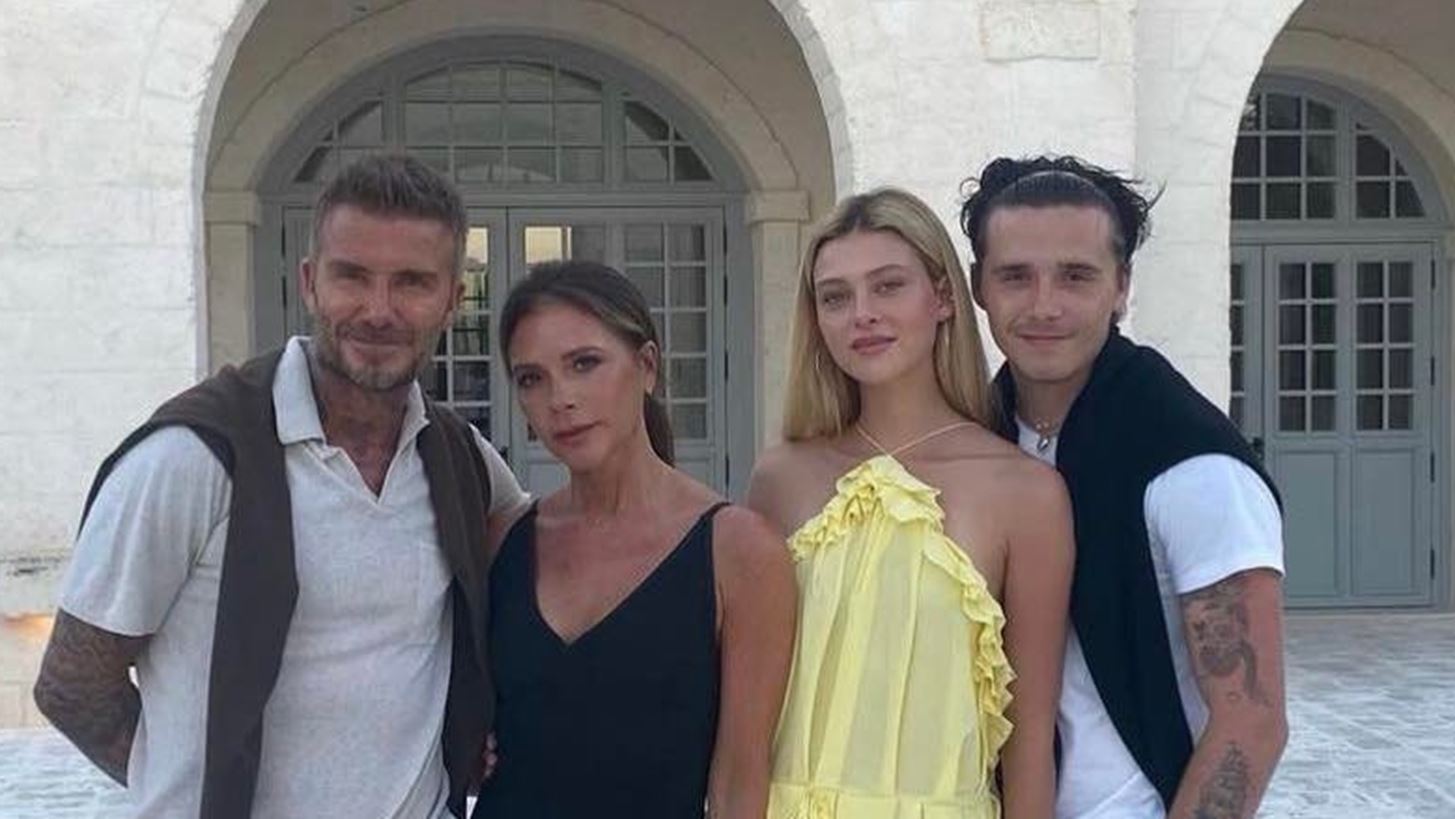 &#x397; Nicola Peltz &#x3AD;&#x3B2;&#x3B1;&#x3BB;&#x3B5; &#x3C4;&#x3AD;&#x3BB;&#x3BF;&#x3C2; &#x3C3;&#x3C4;&#x3B7; &#x3C6;&#x3B7;&#x3BC;&#x3BF;&#x3BB;&#x3BF;&#x3B3;&#x3BF;&#x3CD;&#x3BC;&#x3B5;&#x3BD;&#x3B7; &#x3B4;&#x3B9;&#x3B1;&#x3BC;&#x3AC;&#x3C7;&#x3B7; &#x3BC;&#x3B5; &#x3C4;&#x3B7; Victoria Beckham