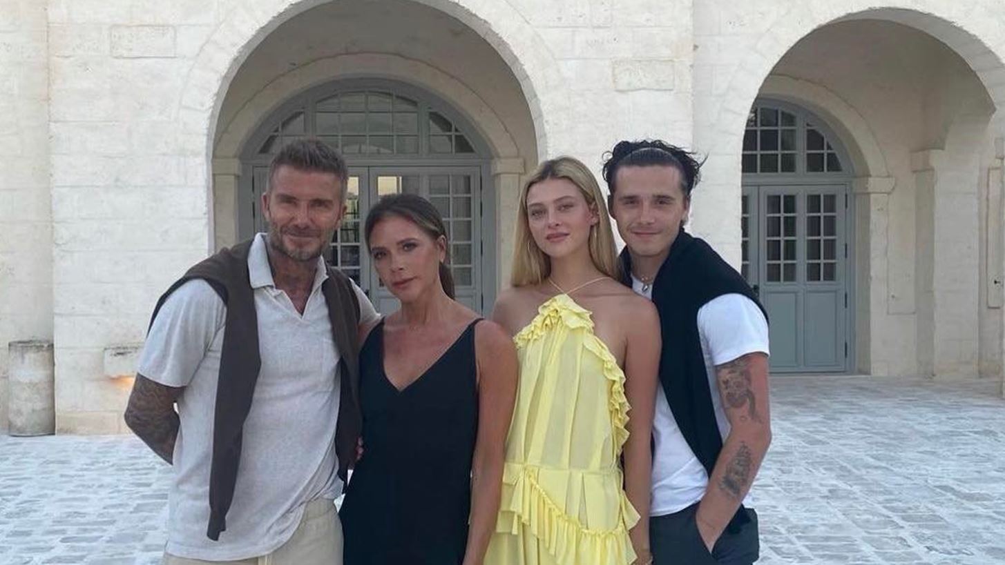 Victoria Beckham | &#x397; &#x3C3;&#x3C0;&#x3AC;&#x3BD;&#x3B9;&#x3B1; &#x3AD;&#x3BD;&#x3B4;&#x3B5;&#x3B9;&#x3BE;&#x3B7; &#x3C4;&#x3C1;&#x3C5;&#x3C6;&#x3B5;&#x3C1;&#x3CC;&#x3C4;&#x3B7;&#x3C4;&#x3B1;&#x3C2;, &#x3B1;&#x3B3;&#x3BA;&#x3B1;&#x3BB;&#x3B9;&#x3AC; &#x3BC;&#x3B5; &#x3C4;&#x3B7; Nicola Peltz