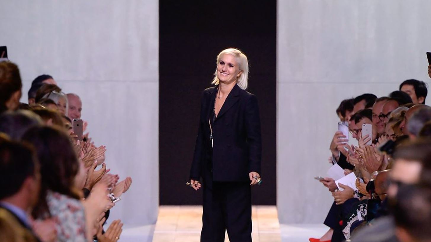 O CEO &#x3C4;&#x3BF;&#x3C5; Dior &#x3BC;&#x3B9;&#x3BB;&#x3AC; &#x3B3;&#x3B9;&#x3B1; &#x3C4;&#x3B7;&#x3BD; &#x3BD;&#x3AD;&#x3B1; &#x3BA;&#x3B1;&#x3BB;&#x3BB;&#x3B9;&#x3C4;&#x3B5;&#x3C7;&#x3BD;&#x3B9;&#x3BA;&#x3AE; &#x3B4;&#x3B9;&#x3B5;&#x3C5;&#x3B8;&#x3CD;&#x3BD;&#x3C4;&#x3C1;&#x3B9;&#x3B1; Maria Grazia Chiuri