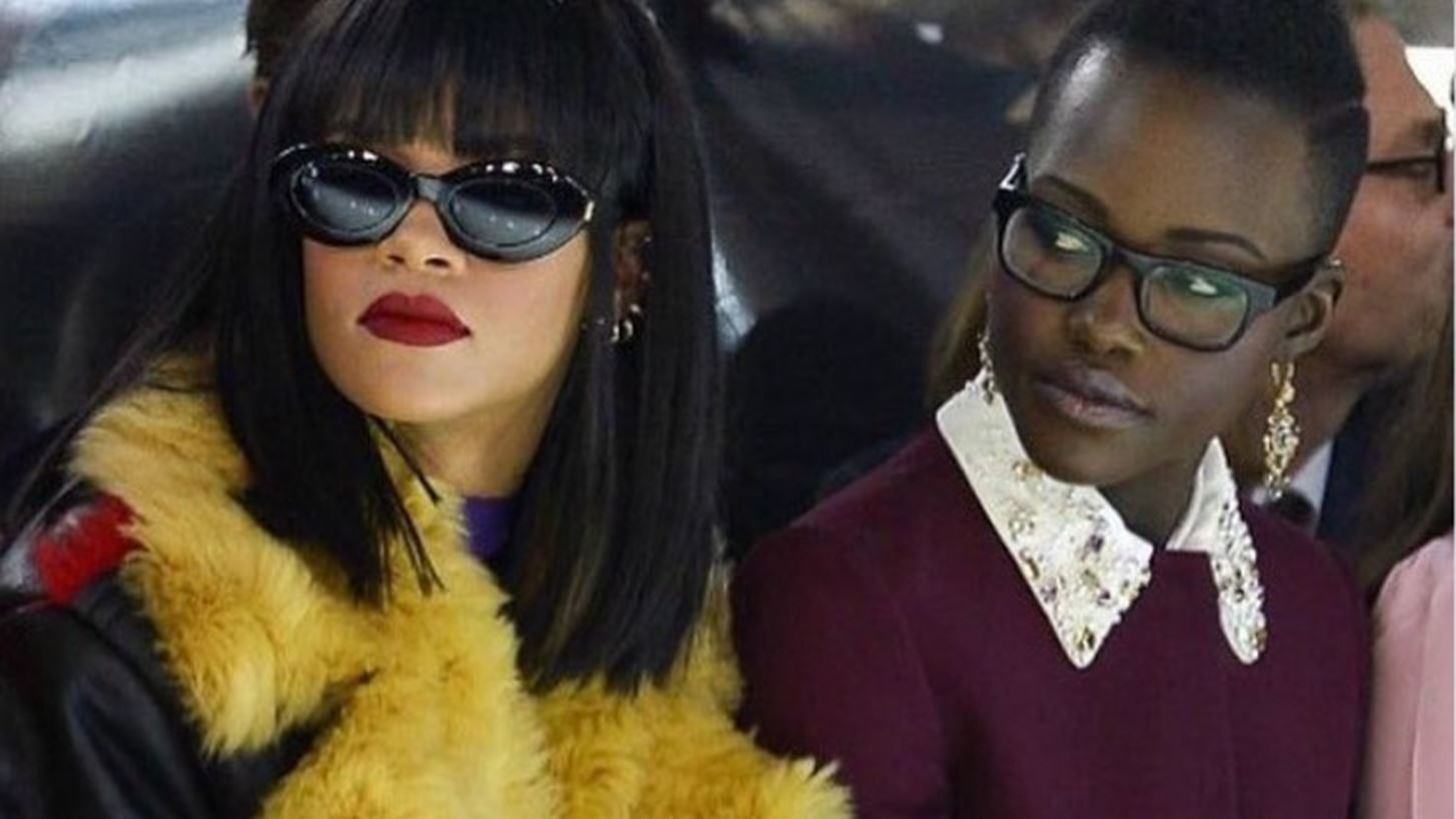 Rihanna - Lupita Nyong&#x27;o: &#x397; &#x3BA;&#x3BF;&#x3B9;&#x3BD;&#x3AE; &#x3C6;&#x3C9;&#x3C4;&#x3BF;&#x3B3;&#x3C1;&#x3B1;&#x3C6;&#x3AF;&#x3B1; &#x3C4;&#x3BF;&#x3C5;&#x3C2; &#x3C0;&#x3BF;&#x3C5; &#x3B1;&#x3BD;&#x3B1;&#x3C3;&#x3C4;&#x3AC;&#x3C4;&#x3C9;&#x3C3;&#x3B5; &#x3C4;&#x3BF; &#x3B4;&#x3B9;&#x3B1;&#x3B4;&#x3AF;&#x3BA;&#x3C4;&#x3C5;&#x3BF;