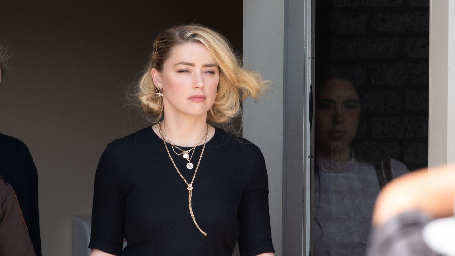 Amber Heard | &#x3A0;&#x3BF;&#x3CD; &#x3B2;&#x3C1;&#x3AF;&#x3C3;&#x3BA;&#x3B5;&#x3C4;&#x3B1;&#x3B9; &#x3BA;&#x3B1;&#x3B9; &#x3C4;&#x3B9; &#x3BA;&#x3AC;&#x3BD;&#x3B5;&#x3B9; &#x3C3;&#x3AE;&#x3BC;&#x3B5;&#x3C1;&#x3B1; &#x3B7; &#x3B7;&#x3B8;&#x3BF;&#x3C0;&#x3BF;&#x3B9;&#x3CC;&#x3C2;