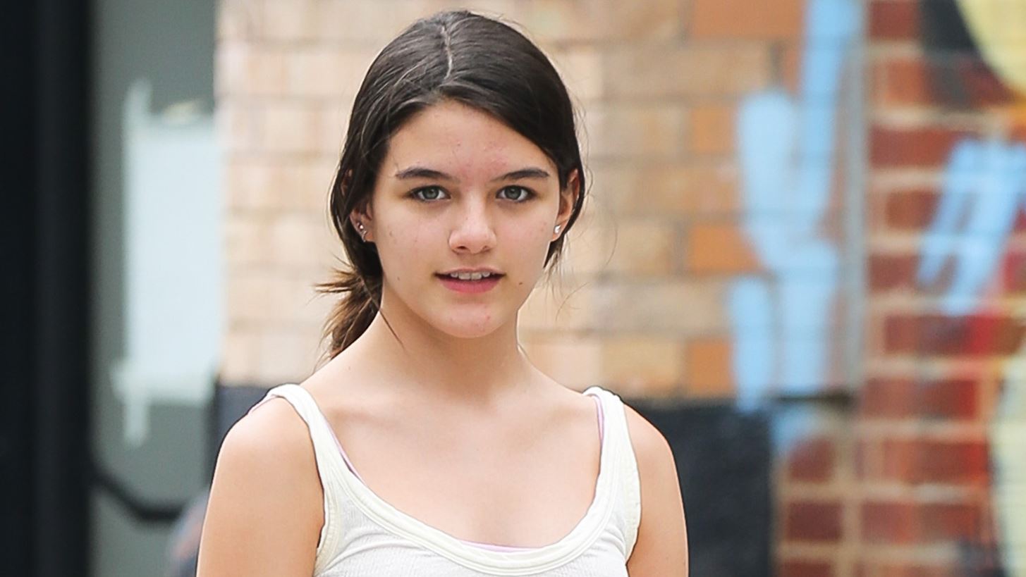 Suri Cruise | &#x395;&#x3C0;&#x3B9;&#x3C4;&#x3AD;&#x3BB;&#x3BF;&#x3C5;&#x3C2;, &#x3BC;&#x3AF;&#x3B1; 16&#x3C7;&#x3C1;&#x3BF;&#x3BD;&#x3B7; &#x3C0;&#x3BF;&#x3C5; &#x3BD;&#x3C4;&#x3CD;&#x3BD;&#x3B5;&#x3C4;&#x3B1;&#x3B9; &#x3C3;&#x3CD;&#x3BC;&#x3C6;&#x3C9;&#x3BD;&#x3B1; &#x3BC;&#x3B5; &#x3C4;&#x3B7;&#x3BD; &#x3B7;&#x3BB;&#x3B9;&#x3BA;&#x3AF;&#x3B1; &#x3C4;&#x3B7;&#x3C2;