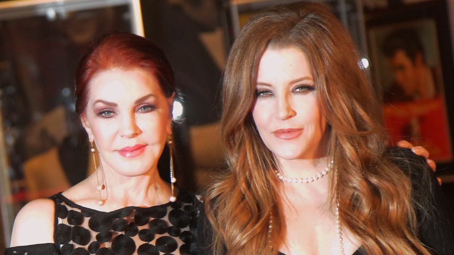 &#x397; Priscilla Presley &#x3B8;&#x3AD;&#x3BB;&#x3B5;&#x3B9; &#x3BD;&#x3B1; &#x3C0;&#x3C1;&#x3BF;&#x3C3;&#x3B2;&#x3AC;&#x3BB;&#x3B5;&#x3B9; &#x3C4;&#x3B7; &#x3B4;&#x3B9;&#x3B1;&#x3B8;&#x3AE;&#x3BA;&#x3B7; &#x3C4;&#x3B7;&#x3C2; &#x3BA;&#x3CC;&#x3C1;&#x3B7;&#x3C2; &#x3C4;&#x3B7;&#x3C2;, Lisa Marie Presley