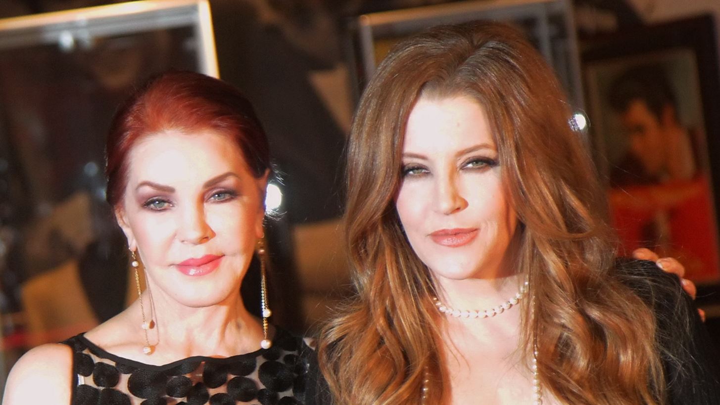 &#x397; Priscilla Presley &#x3B5;&#x3B9;&#x3C3;&#x3AD;&#x3C0;&#x3C1;&#x3B1;&#x3C4;&#x3C4;&#x3B5; 900 &#x3C7;&#x3B9;&#x3BB;&#x3B9;&#x3AC;&#x3B4;&#x3B5;&#x3C2; &#x3B4;&#x3BF;&#x3BB;&#x3AC;&#x3C1;&#x3B9;&#x3B1; &#x3C4;&#x3BF;&#x3BD; &#x3C7;&#x3C1;&#x3CC;&#x3BD;&#x3BF; &#x3B1;&#x3C0;&#x3CC; &#x3C4;&#x3B7;&#x3BD; &#x3B5;&#x3C4;&#x3B1;&#x3B9;&#x3C1;&#x3B5;&#x3AF;&#x3B1; &#x3C4;&#x3BF;&#x3C5; Elvis &#x3C7;&#x3C9;&#x3C1;&#x3AF;&#x3C2; &#x3BD;&#x3B1; &#x3B5;&#x3AF;&#x3BD;&#x3B1;&#x3B9; &#x3BC;&#x3AD;&#x3C4;&#x3BF;&#x3C7;&#x3BF;&#x3C2;