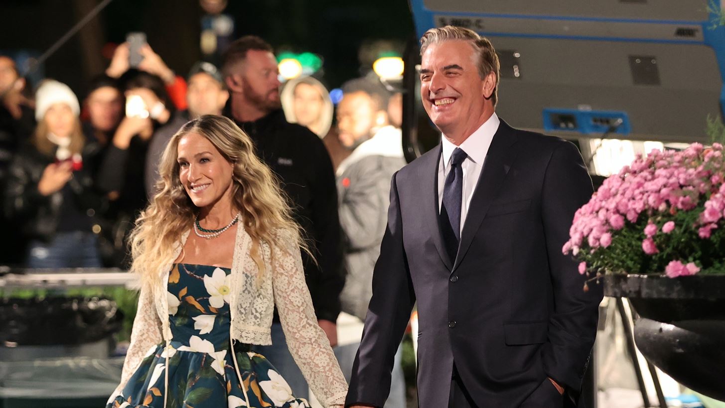 And Just Like That | &#x39F;&#x3B9; &#x3C3;&#x3BA;&#x3B7;&#x3BD;&#x3AD;&#x3C2; &#x3C4;&#x3BF;&#x3C5; Chris Noth &#x3C3;&#x3C4;&#x3BF; &#x3A0;&#x3B1;&#x3C1;&#x3AF;&#x3C3;&#x3B9; &#x3C0;&#x3BF;&#x3C5; &#x3BA;&#x3CC;&#x3C0;&#x3B7;&#x3BA;&#x3B1;&#x3BD; &#x3BC;&#x3B5;&#x3C4;&#x3AC; &#x3C4;&#x3B9;&#x3C2; &#x3BA;&#x3B1;&#x3C4;&#x3B1;&#x3B3;&#x3B3;&#x3B5;&#x3BB;&#x3AF;&#x3B5;&#x3C2; &#x3B3;&#x3B9;&#x3B1; &#x3C3;&#x3B5;&#x3BE;&#x3BF;&#x3C5;&#x3B1;&#x3BB;&#x3B9;&#x3BA;&#x3AE; &#x3BA;&#x3B1;&#x3BA;&#x3BF;&#x3C0;&#x3BF;&#x3AF;&#x3B7;&#x3C3;&#x3B7;