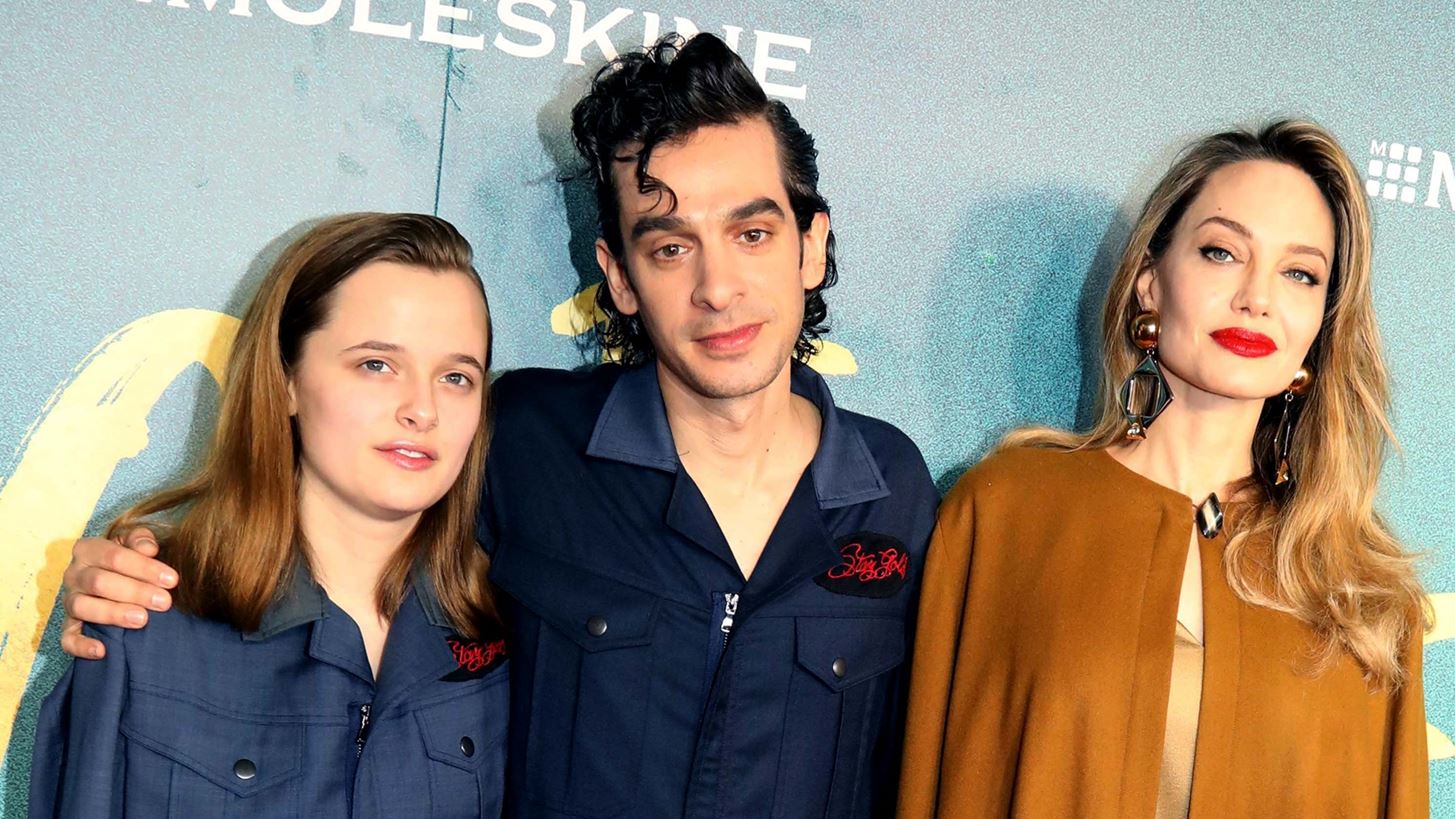 Vivienne Jolie - Pitt | &#x397; &#x3C0;&#x3C1;&#x3CE;&#x3C4;&#x3B7; &#x3C4;&#x3B7;&#x3C2; &#x3C4;&#x3B7;&#x3BB;&#x3B5;&#x3BF;&#x3C0;&#x3C4;&#x3B9;&#x3BA;&#x3AE; &#x3B5;&#x3BC;&#x3C6;&#x3AC;&#x3BD;&#x3B9;&#x3C3;&#x3B7; &#x3AD;&#x3B3;&#x3B9;&#x3BD;&#x3B5; &#x3C3;&#x3C4;&#x3BF; &#x3C0;&#x3BB;&#x3B5;&#x3C5;&#x3C1;&#x3CC; &#x3C4;&#x3B7;&#x3C2; &#x3BC;&#x3B7;&#x3C4;&#x3AD;&#x3C1;&#x3B1;&#x3C2; &#x3C4;&#x3B7;&#x3C2;, Angelina Jolie
