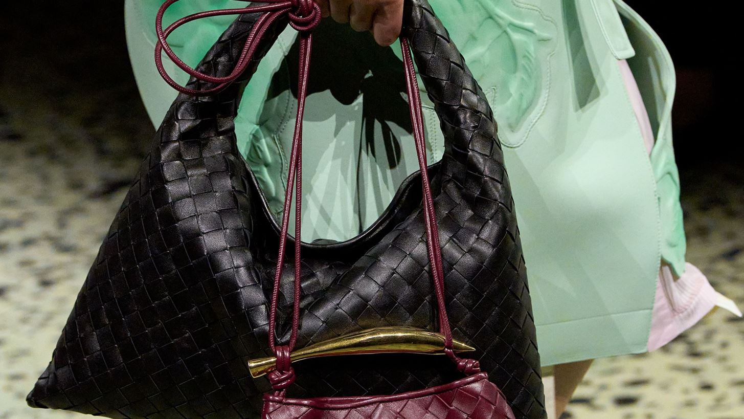 Bottega Veneta | &#x397; &#x3BD;&#x3AD;&#x3B1; &#x3C4;&#x3C3;&#x3AC;&#x3BD;&#x3C4;&#x3B1; &#x3C4;&#x3BF;&#x3C5; &#x3BF;&#x3AF;&#x3BA;&#x3BF;&#x3C5; &#x3B8;&#x3B1; &#x3B3;&#x3AF;&#x3BD;&#x3B5;&#x3B9; &#x3B7; &#x3B1;&#x3B3;&#x3B1;&#x3C0;&#x3B7;&#x3BC;&#x3AD;&#x3BD;&#x3B7; &#x3C4;&#x3C9;&#x3BD; fashionistas