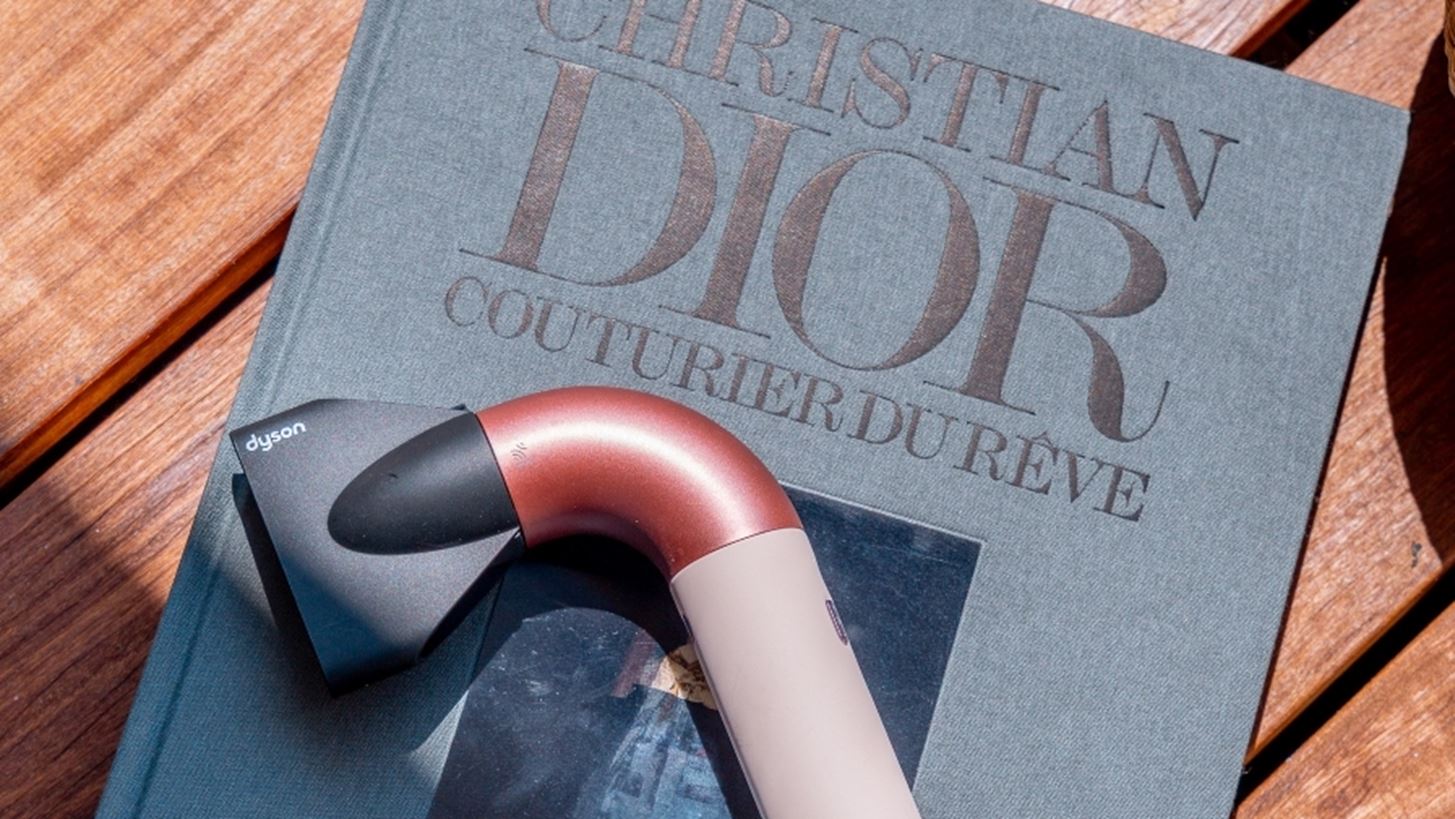 &#x397; Dyson Beauty &#x3B5;&#x3C0;&#x3B9;&#x3C3;&#x3C4;&#x3C1;&#x3AD;&#x3C6;&#x3B5;&#x3B9; &#x3C3;&#x3C4;&#x3BF; &#x3A6;&#x3B5;&#x3C3;&#x3C4;&#x3B9;&#x3B2;&#x3AC;&#x3BB; &#x39A;&#x3B1;&#x3BD;&#x3BD;&#x3CE;&#x3BD; &#x3BC;&#x3B5; &#x3C4;&#x3BF;&#x3BD; &#x3BF;&#x3AF;&#x3BA;&#x3BF; Dior