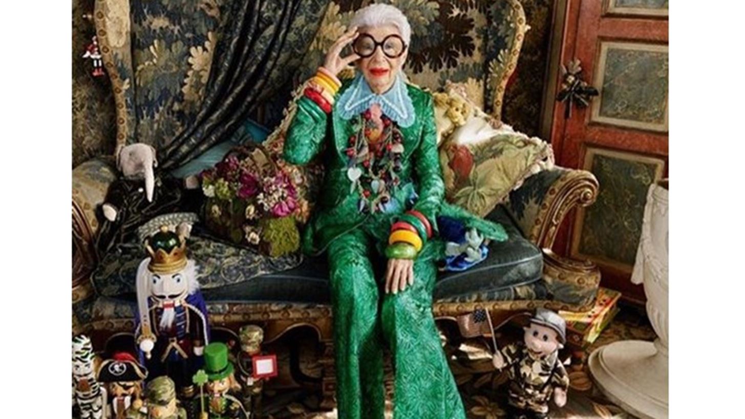 &#x397; Iris Apfel &#x3B5;&#x3AF;&#x3BD;&#x3B1;&#x3B9; &#x3BA;&#x3B1;&#x3B9; &#x3B5;&#x3C0;&#x3B9;&#x3C3;&#x3AE;&#x3BC;&#x3C9;&#x3C2; &#x3B7;...&#x3B3;&#x3B7;&#x3C1;&#x3B1;&#x3B9;&#x3CC;&#x3C4;&#x3B5;&#x3C1;&#x3B7; Barbie &#x3C3;&#x3C4;&#x3BF;&#x3BD; &#x3BA;&#x3CC;&#x3C3;&#x3BC;&#x3BF;