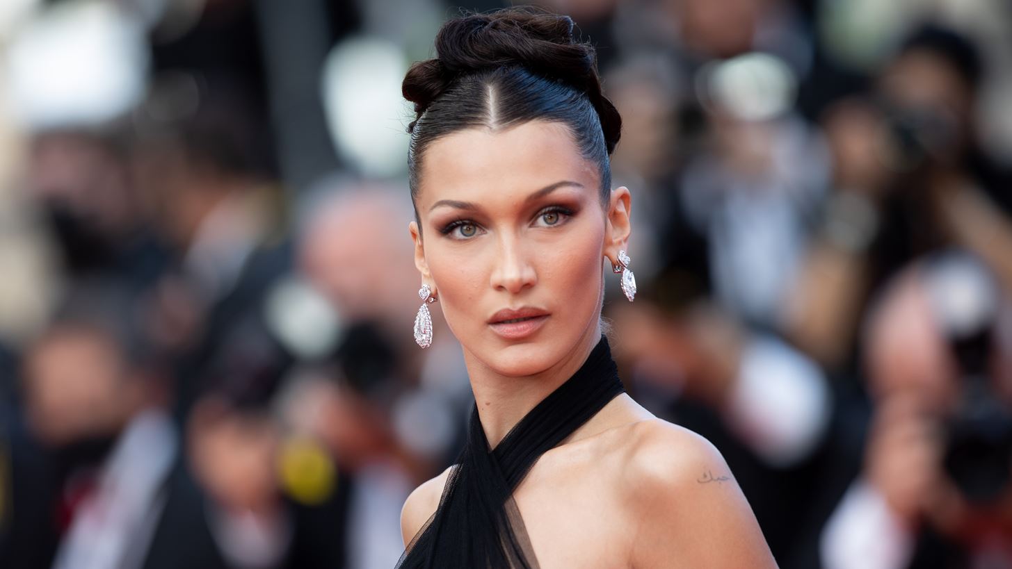 Bella Hadid | &#x397; &#x3B1;&#x3C0;&#x3BF;&#x3BA;&#x3AC;&#x3BB;&#x3C5;&#x3C8;&#x3B7; &#x3B3;&#x3B9;&#x3B1; &#x3C4;&#x3B9;&#x3C2; &#x3C0;&#x3BB;&#x3B1;&#x3C3;&#x3C4;&#x3B9;&#x3BA;&#x3AD;&#x3C2; &#x3B5;&#x3C0;&#x3B5;&#x3BC;&#x3B2;&#x3AC;&#x3C3;&#x3B5;&#x3B9;&#x3C2; &#x3BA;&#x3B1;&#x3B9; &#x3C4;&#x3B7;&#x3BD; &#x3B5;&#x3C0;&#x3BF;&#x3C7;&#x3AE; &#x3C0;&#x3BF;&#x3C5; &#x3AD;&#x3BD;&#x3B9;&#x3C9;&#x3B8;&#x3B5; &quot;&#x3B7; &#x3AC;&#x3C3;&#x3C7;&#x3B7;&#x3BC;&#x3B7; &#x3B1;&#x3B4;&#x3B5;&#x3C1;&#x3C6;&#x3AE; &#x3C4;&#x3B7;&#x3C2; Gigi&quot;