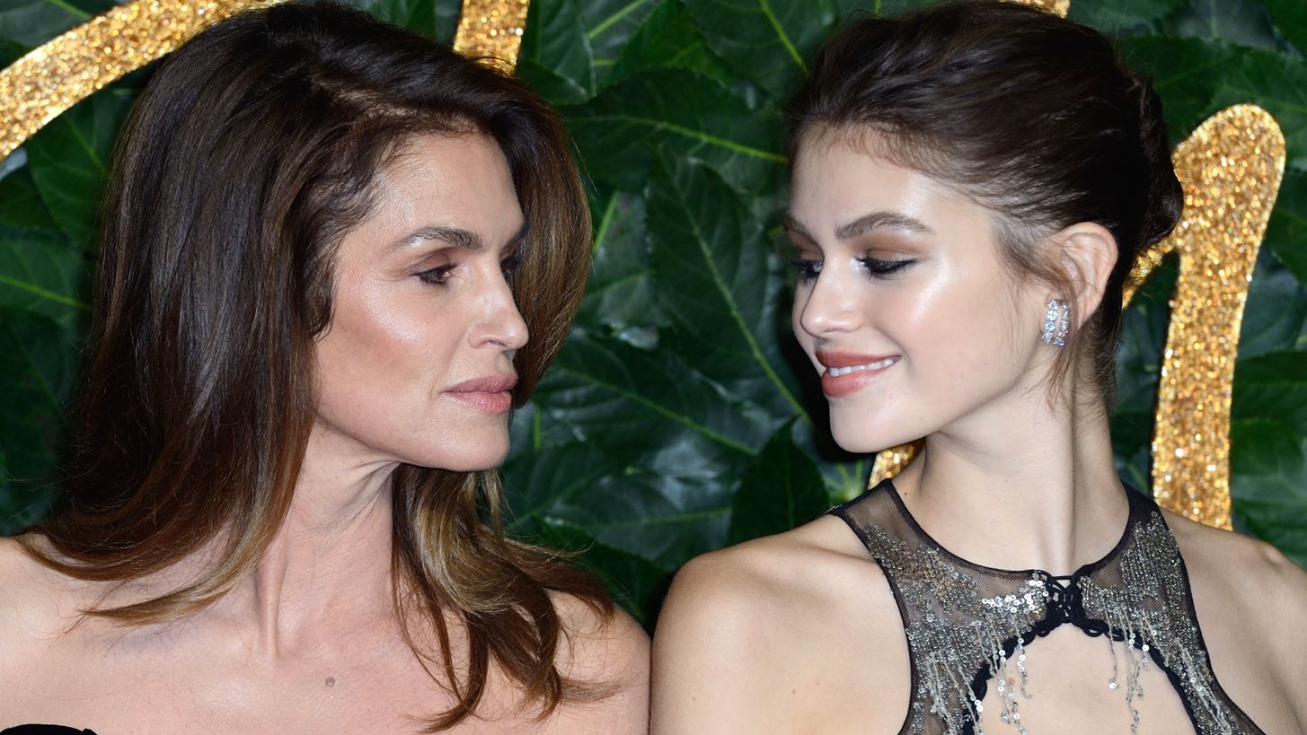 Cindy Crawford - Kaia Gerber | &#x3A6;&#x3CC;&#x3C1;&#x3B5;&#x3C3;&#x3B1;&#x3BD; &#x3C4;&#x3BF; &#x3AF;&#x3B4;&#x3B9;&#x3BF; outfit &#x3BA;&#x3B1;&#x3B9; &#x3BC;&#x3BF;&#x3B9;&#x3AC;&#x3B6;&#x3BF;&#x3C5;&#x3BD; &#x3C3;&#x3B1;&#x3BD; &#x3B4;&#x3AF;&#x3B4;&#x3C5;&#x3BC;&#x3B5;&#x3C2;