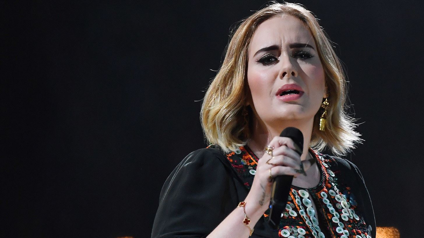 &#x397; Adele &#x3C3;&#x3C4;&#x3BF; &#x3BD;&#x3AD;&#x3BF; &#x3C4;&#x3B7;&#x3C2; &#x3AC;&#x3BB;&#x3BC;&#x3C0;&#x3BF;&#x3C5;&#x3BC; &#x3B8;&#x3C1;&#x3B7;&#x3BD;&#x3B5;&#x3AF; &#x3C4;&#x3B7;&#x3BD; &#x3C0;&#x3B1;&#x3BB;&#x3B9;&#x3AC; &#x3C4;&#x3B7;&#x3C2; &#x3B6;&#x3C9;&#x3AE; &#x3BA;&#x3B1;&#x3B9; &#x3B2;&#x3B3;&#x3B1;&#x3AF;&#x3BD;&#x3B5;&#x3B9; &#x3BC;&#x3AD;&#x3C3;&#x3B1; &#x3B1;&#x3C0;&#x3CC; &#x3B1;&#x3C5;&#x3C4;&#x3CC; &#x3C0;&#x3B9;&#x3BF; &#x3B4;&#x3C5;&#x3BD;&#x3B1;&#x3C4;&#x3AE;