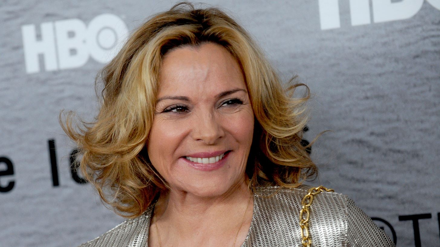 &#x397; Kim Cattrall &#x3C0;&#x3C1;&#x3C9;&#x3C4;&#x3B1;&#x3B3;&#x3C9;&#x3BD;&#x3B9;&#x3C3;&#x3C4;&#x3B5;&#x3AF; &#x3C3;&#x3C4;&#x3BF; &quot;How I Met Your Father&quot; &#x3BA;&#x3B1;&#x3B9; &#x3B5;&#x3BC;&#x3B5;&#x3AF;&#x3C2; &#x3AD;&#x3C7;&#x3BF;&#x3C5;&#x3BC;&#x3B5; &#x3C4;&#x3BF; &#x3C0;&#x3C1;&#x3CE;&#x3C4;&#x3BF; trailer