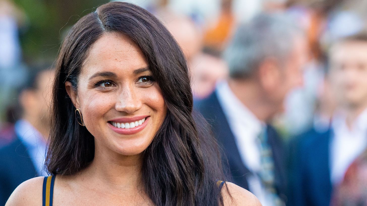 Meghan Markle | E&#x3C4;&#x3BF;&#x3B9;&#x3BC;&#x3AC;&#x3B6;&#x3B5;&#x3C4;&#x3B1;&#x3B9; &#x3BD;&#x3B1; &#x3BB;&#x3B1;&#x3BD;&#x3C3;&#x3AC;&#x3C1;&#x3B5;&#x3B9; &#x3C4;&#x3B7; &#x3B4;&#x3B9;&#x3BA;&#x3AE; &#x3C4;&#x3B7;&#x3C2; &#x3C3;&#x3B5;&#x3B9;&#x3C1;&#x3AC; &#x3BF;&#x3BC;&#x3BF;&#x3C1;&#x3C6;&#x3B9;&#x3AC;&#x3C2;