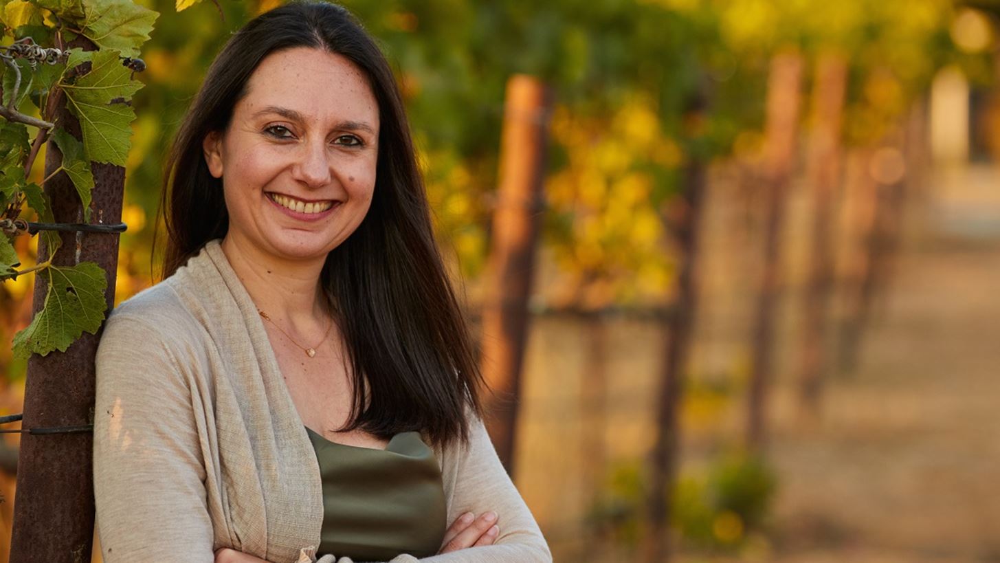 &#x38C;&#x3BB;&#x3B3;&#x3B1; &#x39A;&#x3B1;&#x3C1;&#x3B1;&#x3C0;&#x3AC;&#x3BD;&#x3BF;&#x3C5;-Crawford | &#x397; &#x3C0;&#x3C1;&#x3CE;&#x3C4;&#x3B7; &#x395;&#x3BB;&#x3BB;&#x3B7;&#x3BD;&#x3AF;&#x3B4;&#x3B1; Master of Wine, &#x3BC;&#x3B5; &#x3AD;&#x3B4;&#x3C1;&#x3B1; &#x3C4;&#x3B7; &#x39D;&#x3AC;&#x3C0;&#x3B1; &#x3C4;&#x3B7;&#x3C2; &#x39A;&#x3B1;&#x3BB;&#x3B9;&#x3C6;&#x3CC;&#x3C1;&#x3BD;&#x3B9;&#x3B1;&#x3C2;, &#x3BC;&#x3B9;&#x3BB;&#x3AC;&#x3B5;&#x3B9; &#x3B3;&#x3B9;&#x3B1; &#x3C4;&#x3BF; &#x3B5;&#x3BB;&#x3BB;&#x3B7;&#x3BD;&#x3B9;&#x3BA;&#x3CC; &#x3BA;&#x3C1;&#x3B1;&#x3C3;&#x3AF; &#x3BA;&#x3B1;&#x3B9; &#x3B4;&#x3B9;&#x3B7;&#x3B3;&#x3B5;&#x3AF;&#x3C4;&#x3B1;&#x3B9; &#x3C4;&#x3B7; &#x3B4;&#x3B9;&#x3B1;&#x3B4;&#x3C1;&#x3BF;&#x3BC;&#x3AE; &#x3C4;&#x3B7;&#x3C2;