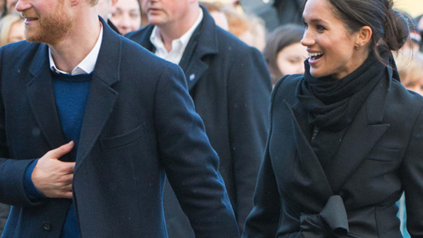 Meghan Markle: &#x39C;&#x3B5; &#x3BA;&#x3B1;&#x3C1;&#x3CC; Burberry &#x3C0;&#x3B1;&#x3BB;&#x3C4;&#x3CC; &#x3C3;&#x3B5; &#x3BD;&#x3AD;&#x3B1; &#x3B5;&#x3BC;&#x3C6;&#x3AC;&#x3BD;&#x3B9;&#x3C3;&#x3B7;!