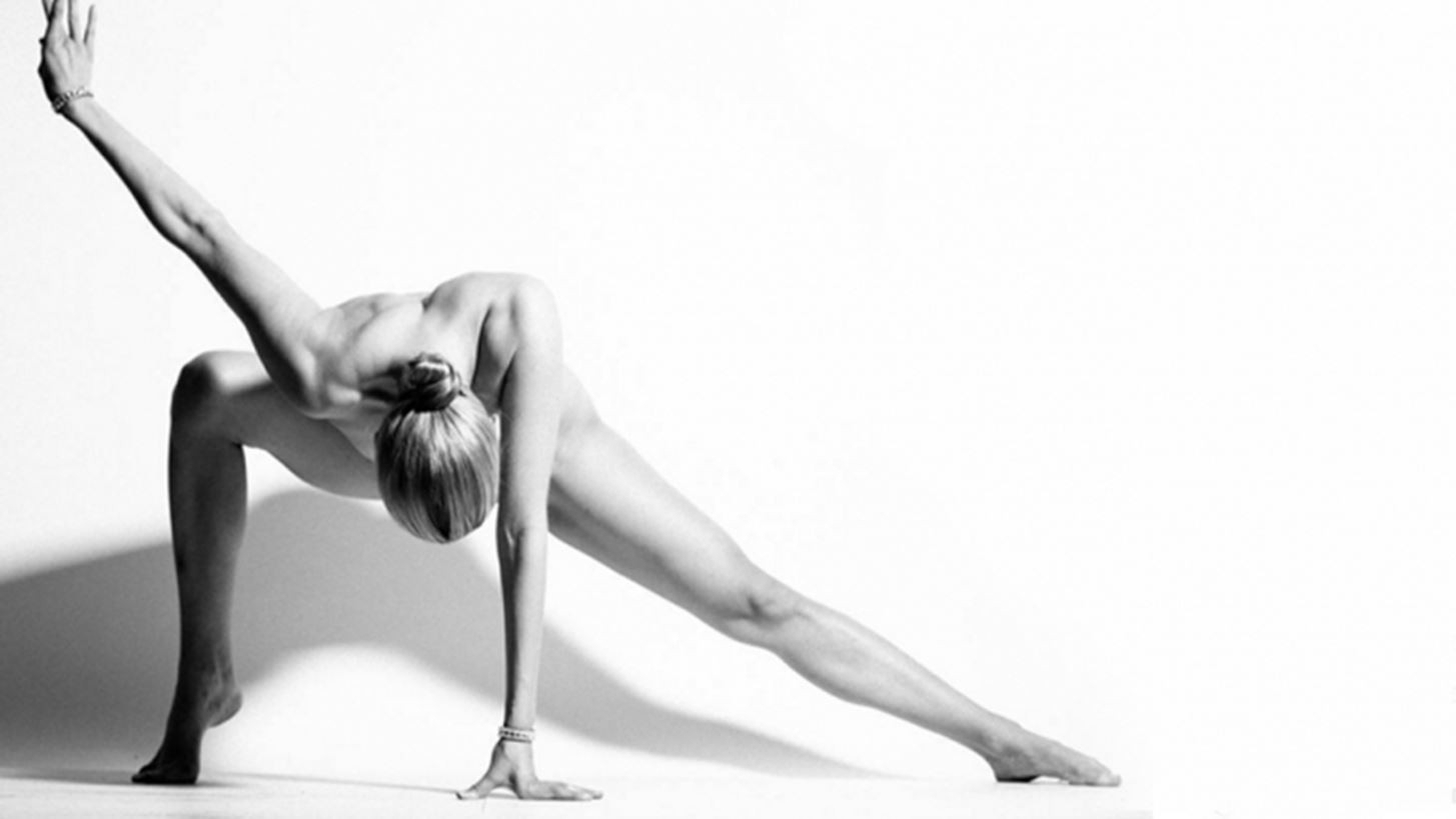 Naked yoga! Η νέα fitness μανία στο Instagram