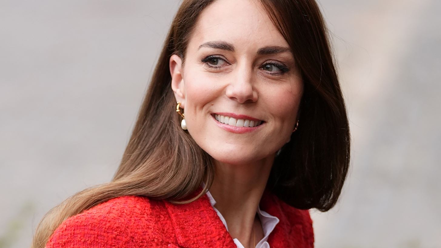 Kate Middleton | &#x397; cool &#x3B1;&#x3C0;&#x3AC;&#x3BD;&#x3C4;&#x3B7;&#x3C3;&#x3B7; &#x3C3;&#x3B5; fans &#x3C0;&#x3BF;&#x3C5; &#x3C4;&#x3B7;&#x3C2; &#x3AD;&#x3BA;&#x3B1;&#x3BD;&#x3B1;&#x3BD; &#x3BA;&#x3BF;&#x3C0;&#x3BB;&#x3B9;&#x3BC;&#x3AD;&#x3BD;&#x3C4;&#x3B1; &#x3B3;&#x3B9;&#x3B1; &#x3C4;&#x3B7;&#x3BD; &#x3B5;&#x3BC;&#x3C6;&#x3AC;&#x3BD;&#x3B9;&#x3C3;&#x3AE; &#x3C4;&#x3B7;&#x3C2;