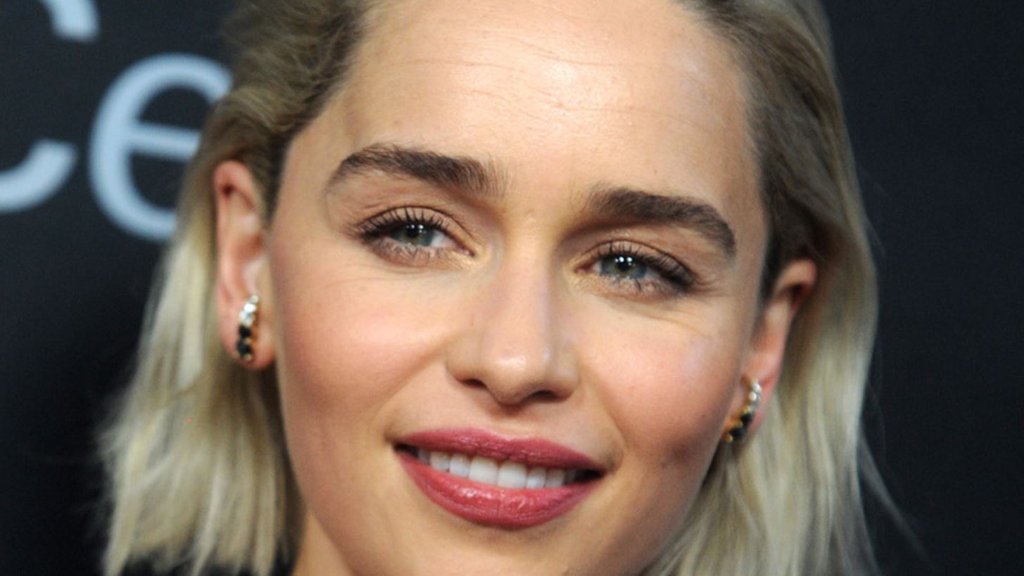 &#x397; Emilia Clarke &#x3BC;&#x3CC;&#x3BB;&#x3B9;&#x3C2; &#x3AD;&#x3BA;&#x3BF;&#x3C8;&#x3B5; &#x3C4;&#x3B1; &#x3BC;&#x3B1;&#x3BB;&#x3BB;&#x3B9;&#x3AC; &#x3C4;&#x3B7;&#x3C2; (&#x3C0;&#x3BF;&#x3BB;&#x3CD;!) &#x3BA;&#x3BF;&#x3BD;&#x3C4;&#x3AC;
