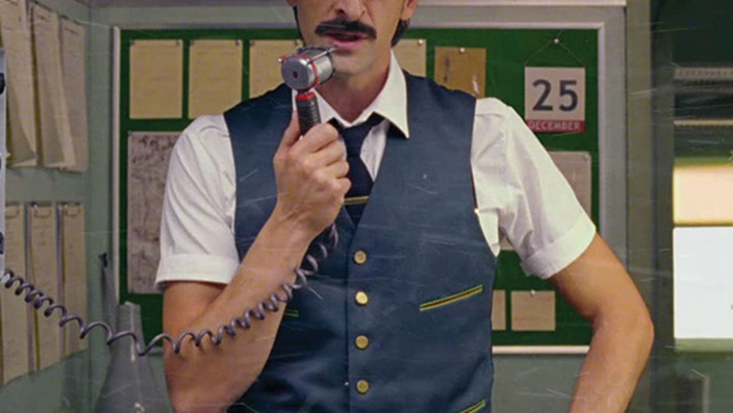 &#x39F; Wes Anderson &#x3C3;&#x3BA;&#x3B7;&#x3BD;&#x3BF;&#x3B8;&#x3B5;&#x3C4;&#x3B5;&#x3AF; &#x3B3;&#x3B9;&#x3B1; &#x3C4;&#x3B7;&#x3BD; H&amp;M