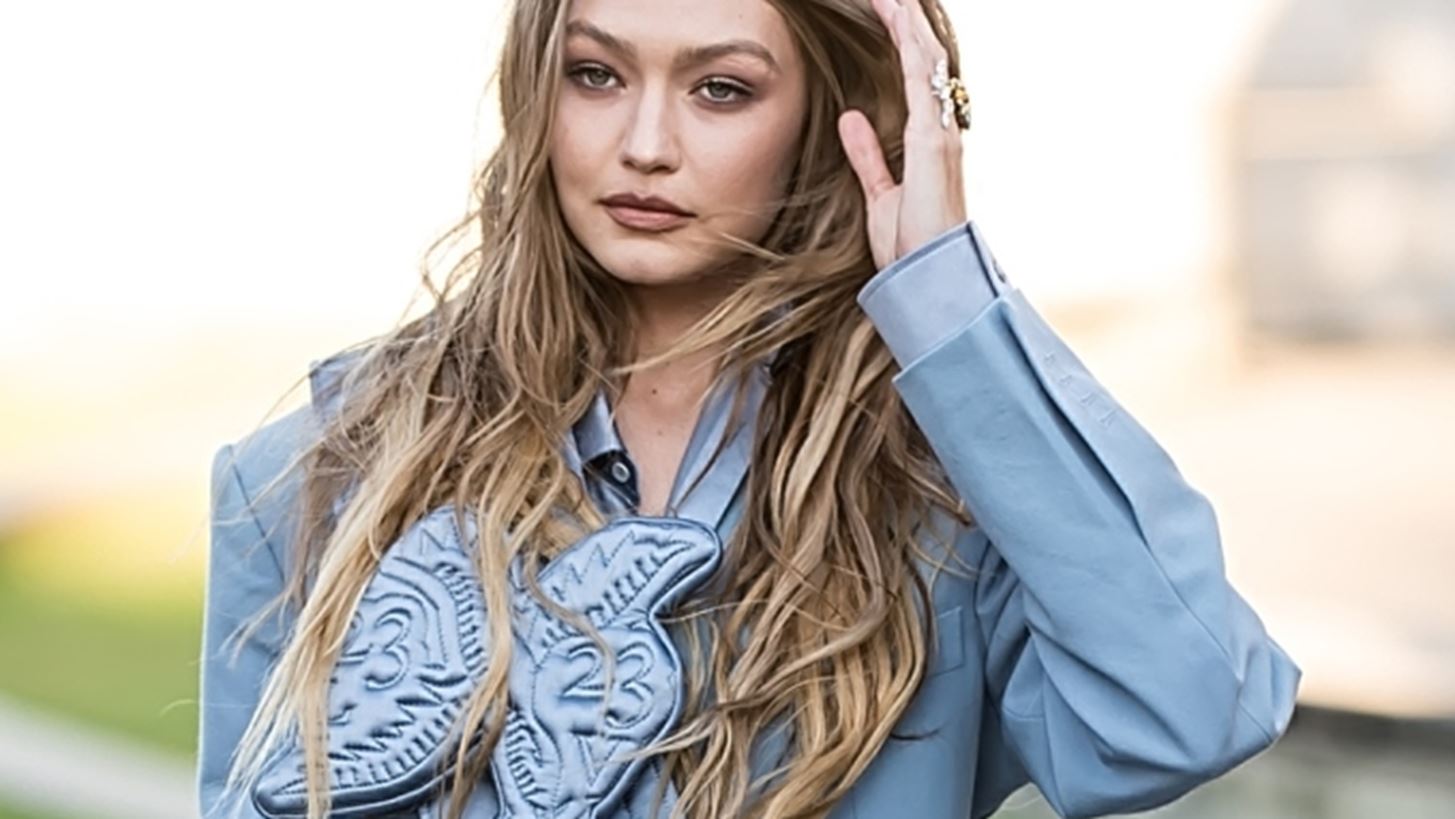 Gigi Hadid | &#x391;&#x3B3;&#x3BD;&#x3CE;&#x3C1;&#x3B9;&#x3C3;&#x3C4;&#x3B7; &#x3C3;&#x3C4;&#x3B7;&#x3BD; &#x3B5;&#x3C0;&#x3AF;&#x3B4;&#x3B5;&#x3B9;&#x3BE;&#x3B7; &#x3BC;&#x3CC;&#x3B4;&#x3B1;&#x3C2; &#x3C4;&#x3BF;&#x3C5; &#x3BF;&#x3AF;&#x3BA;&#x3BF;&#x3C5; Versace