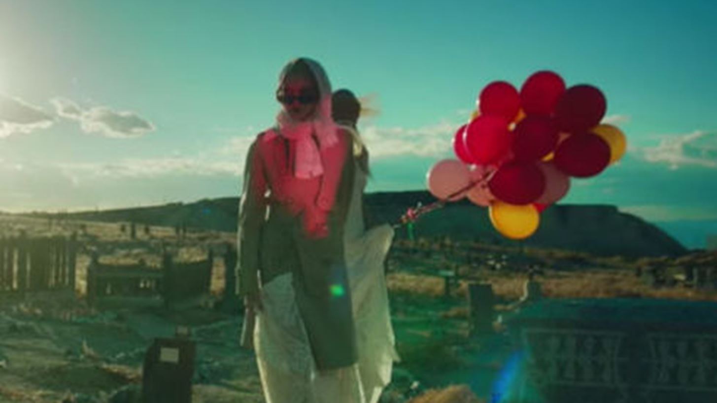 &#x397; &#x3BD;&#x3AD;&#x3B1; &#x3C4;&#x3B1;&#x3B9;&#x3BD;&#x3AF;&#x3B1; &#x3C4;&#x3B7;&#x3C2; Stella McCartney &#x3AD;&#x3C7;&#x3B5;&#x3B9; &#x3BC;&#x3C5;&#x3C3;&#x3C4;&#x3AE;&#x3C1;&#x3B9;&#x3BF;, &#x3BC;&#x3CC;&#x3B4;&#x3B1; &#x3BA;&#x3B1;&#x3B9; &#x3C1;&#x3B5;&#x3C4;&#x3C1;&#x3CC; &#x3B1;&#x3B9;&#x3C3;&#x3B8;&#x3B7;&#x3C4;&#x3B9;&#x3BA;&#x3AE;