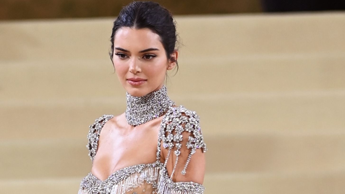 Hot Romance | &#x39F; &#x3C6;&#x3B7;&#x3BC;&#x3BF;&#x3BB;&#x3BF;&#x3B3;&#x3BF;&#x3CD;&#x3BC;&#x3B5;&#x3BD;&#x3BF;&#x3C2; &#x3BD;&#x3AD;&#x3BF;&#x3C2; &#x3C3;&#x3CD;&#x3BD;&#x3C4;&#x3C1;&#x3BF;&#x3C6;&#x3BF;&#x3C2; &#x3C4;&#x3B7;&#x3C2; Kendall Jenner &#x3B5;&#x3AF;&#x3BD;&#x3B1;&#x3B9; &#x3C0;&#x3B1;&#x3C3;&#x3AF;&#x3B3;&#x3BD;&#x3C9;&#x3C3;&#x3C4;&#x3BF;&#x3C2; &#x3C4;&#x3C1;&#x3B1;&#x3B3;&#x3BF;&#x3C5;&#x3B4;&#x3B9;&#x3C3;&#x3C4;&#x3AE;&#x3C2;