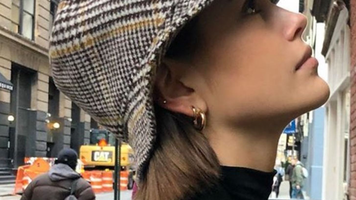 Αυτό το ’90s αξεσουάρ θα αναβαθμίσει όλα τα χειμερινά σου looks