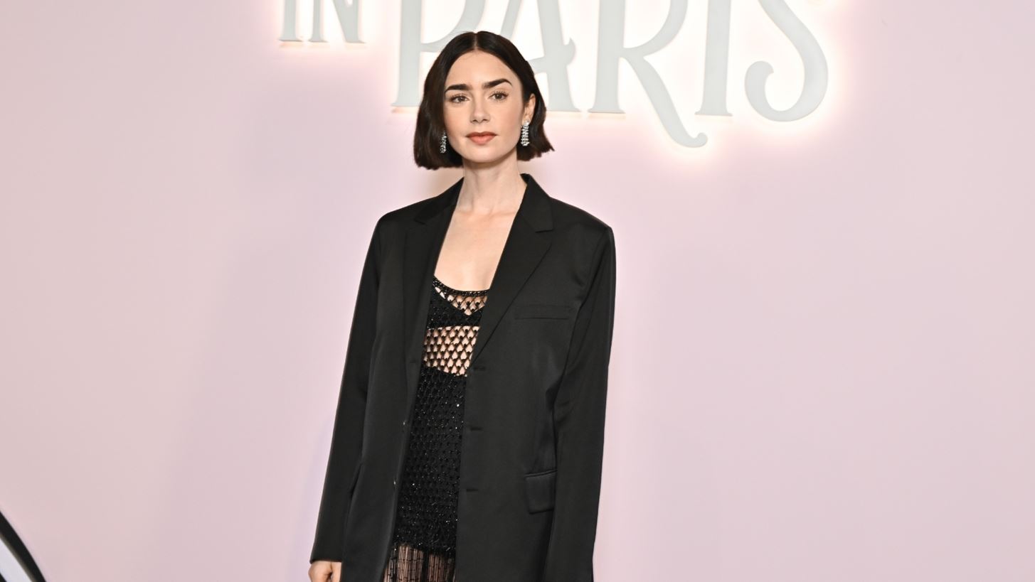 &#x397; Lily Collins &#x3C6;&#x3C9;&#x3C4;&#x3BF;&#x3B3;&#x3C1;&#x3B1;&#x3C6;&#x3AF;&#x3B6;&#x3B5;&#x3B9; &#x3C4;&#x3B7; &#x3BC;&#x3B9;&#x3BA;&#x3C1;&#x3AE; &#x3C4;&#x3B7;&#x3C2; &#x3BA;&#x3CC;&#x3C1;&#x3B7; | &#x3A4;&#x3BF; &#x3C3;&#x3C0;&#x3AC;&#x3BD;&#x3B9;&#x3BF; &#x3BA;&#x3BB;&#x3B9;&#x3BA;