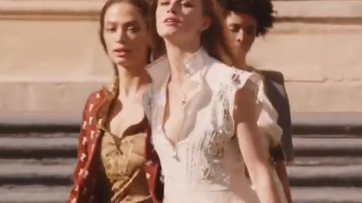 H &#x3C0;&#x3C1;&#x3CE;&#x3C4;&#x3B7; &#x3BA;&#x3B1;&#x3BC;&#x3C0;&#x3AC;&#x3BD;&#x3B9;&#x3B1; &#x3C4;&#x3B7;&#x3C2; Natacha Ramsay-Levi &#x3B3;&#x3B9;&#x3B1; &#x3C4;&#x3B7;&#x3BD; Chlo&#xE9; &#x3B5;&#x3BE;&#x3B5;&#x3C1;&#x3B5;&#x3C5;&#x3BD;&#x3AC; &#x3C4;&#x3B7; &#x3C3;&#x3CD;&#x3B3;&#x3C7;&#x3C1;&#x3BF;&#x3BD;&#x3B7; &#x3B8;&#x3B7;&#x3BB;&#x3C5;&#x3BA;&#x3CC;&#x3C4;&#x3B7;&#x3C4;&#x3B1;