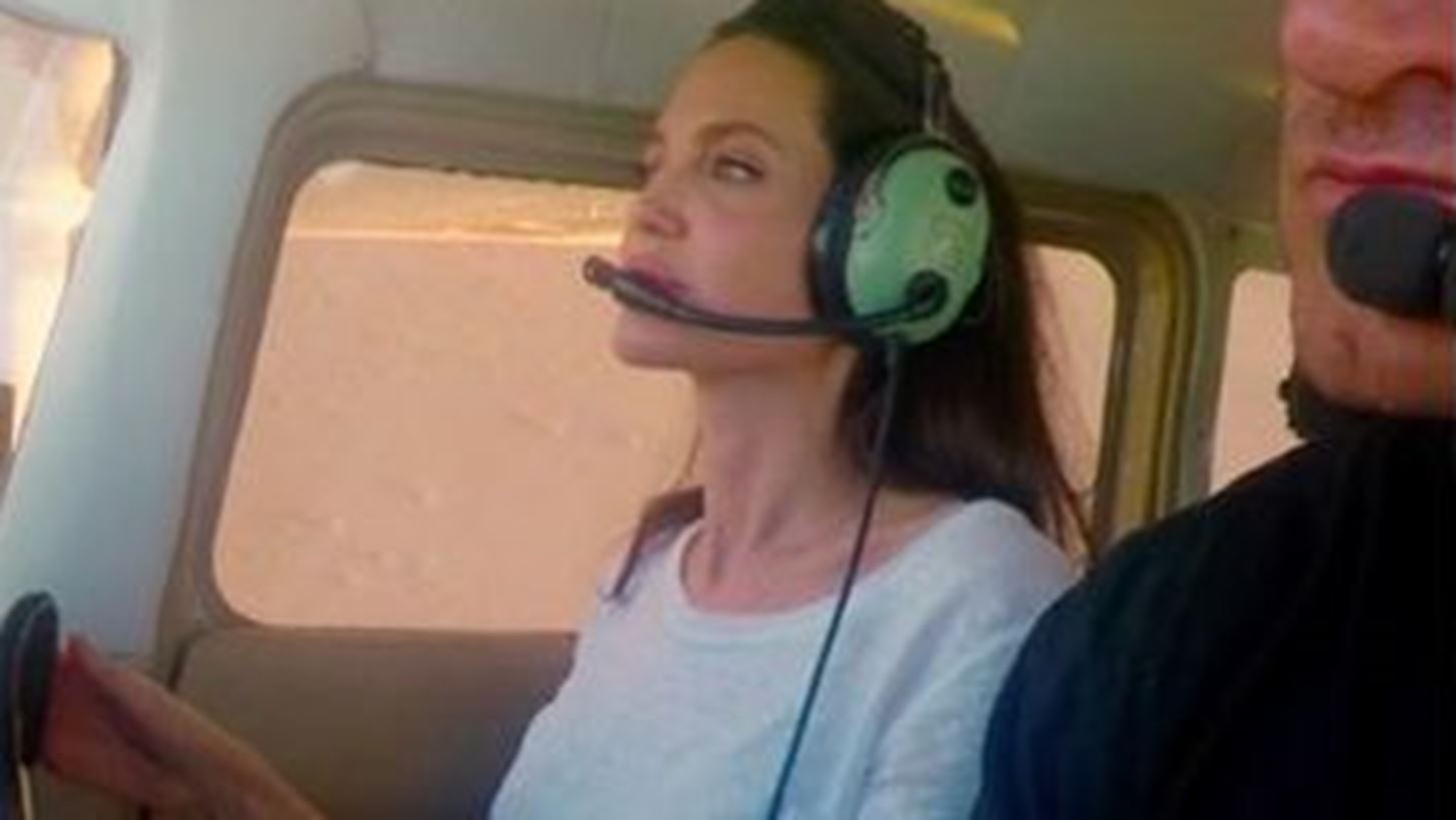 Angelina Jolie | &#x389;&#x3BE;&#x3B5;&#x3C1;&#x3B5;&#x3C2; &#x3CC;&#x3C4;&#x3B9; &#x3AD;&#x3C7;&#x3B5;&#x3B9; &#x3B4;&#x3AF;&#x3C0;&#x3BB;&#x3C9;&#x3BC;&#x3B1; &#x3B3;&#x3B9;&#x3B1; &#x3BD;&#x3B1; &#x3C0;&#x3B5;&#x3C4;&#x3AC;&#x3B5;&#x3B9; &#x3B1;&#x3B5;&#x3C1;&#x3BF;&#x3C0;&#x3BB;&#x3AC;&#x3BD;&#x3BF;;!
