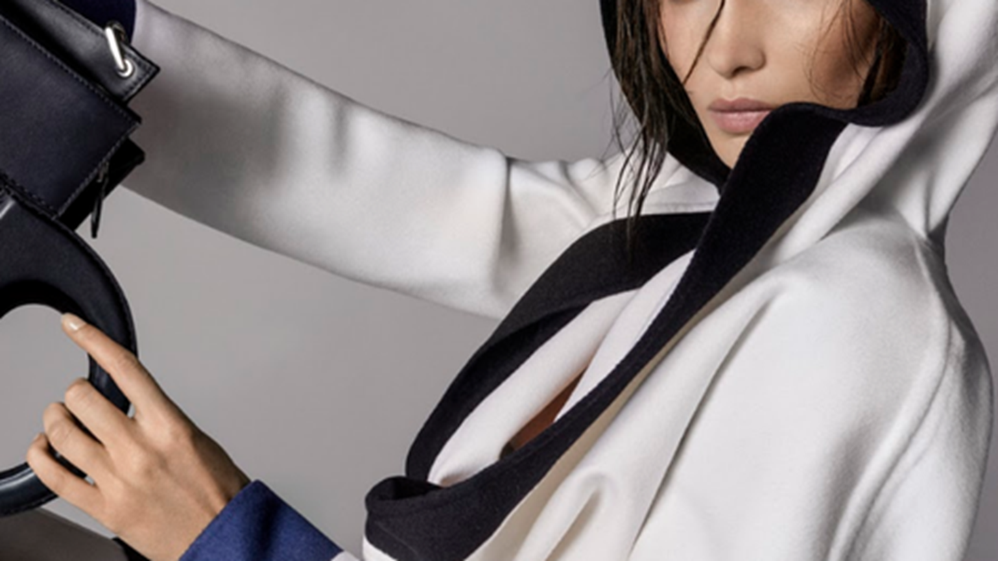 &#x397; Bella Hadid &#x3C0;&#x3C1;&#x3C9;&#x3C4;&#x3B1;&#x3B3;&#x3C9;&#x3BD;&#x3B9;&#x3C3;&#x3C4;&#x3B5;&#x3AF; &#x3C3;&#x3C4;&#x3B7; &#x3BD;&#x3AD;&#x3B1; &#x3BA;&#x3B1;&#x3BC;&#x3C0;&#x3AC;&#x3BD;&#x3B9;&#x3B1; &#x3B1;&#x3BE;&#x3B5;&#x3C3;&#x3BF;&#x3C5;&#x3AC;&#x3C1; &#x3C4;&#x3B7;&#x3C2; Max Mara