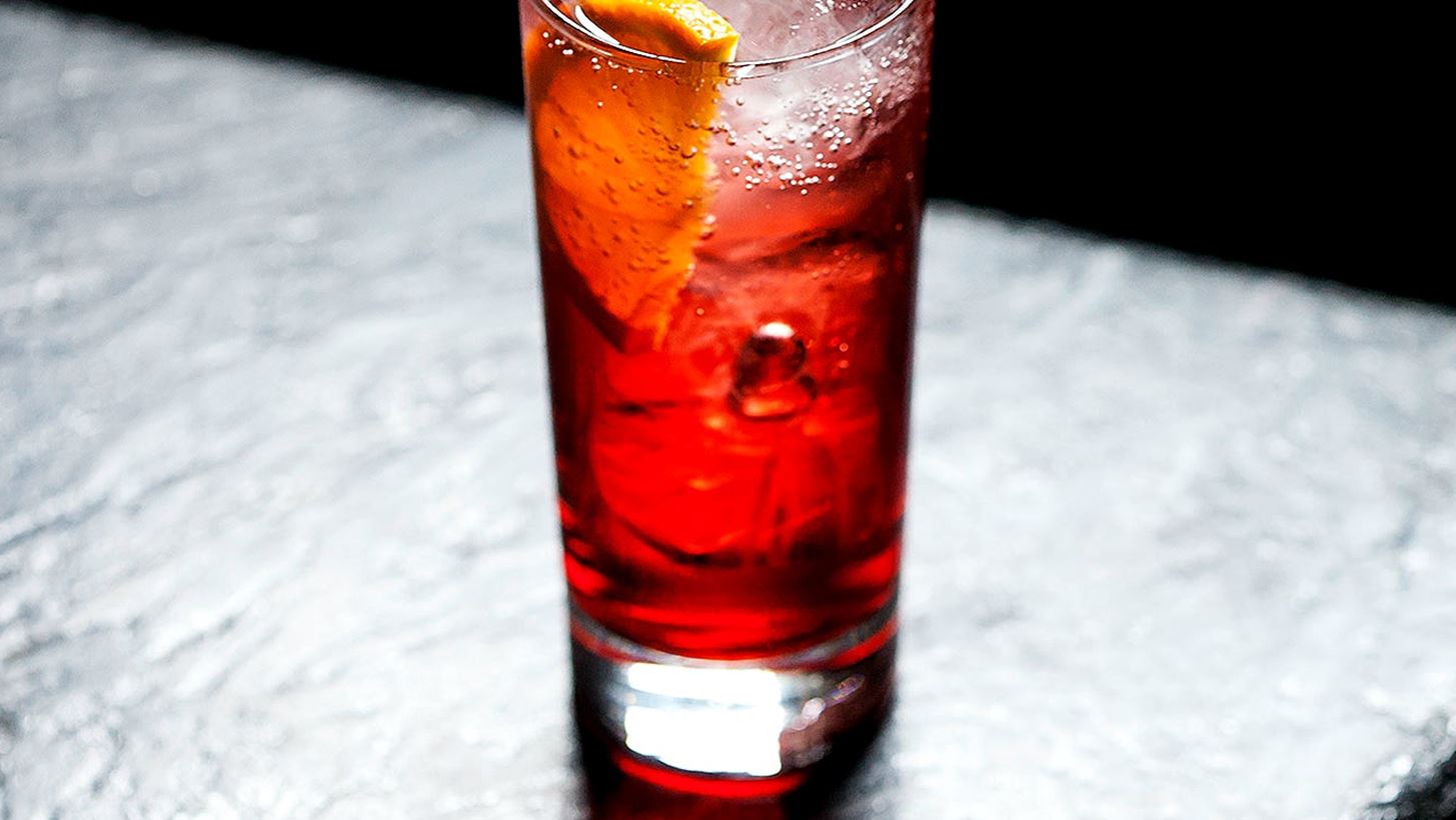 &#x393;&#x3B9;&#x3B1;&#x3C4;&#x3AF; &#x3C4;&#x3BF; Highball cocktail &#x3C4;&#x3B1;&#x3B9;&#x3C1;&#x3B9;&#x3AC;&#x3B6;&#x3B5;&#x3B9; &#x3C3;&#x3B5; &#x3BA;&#x3AC;&#x3B8;&#x3B5; &#x3B5;&#x3C0;&#x3BF;&#x3C7;&#x3AE;