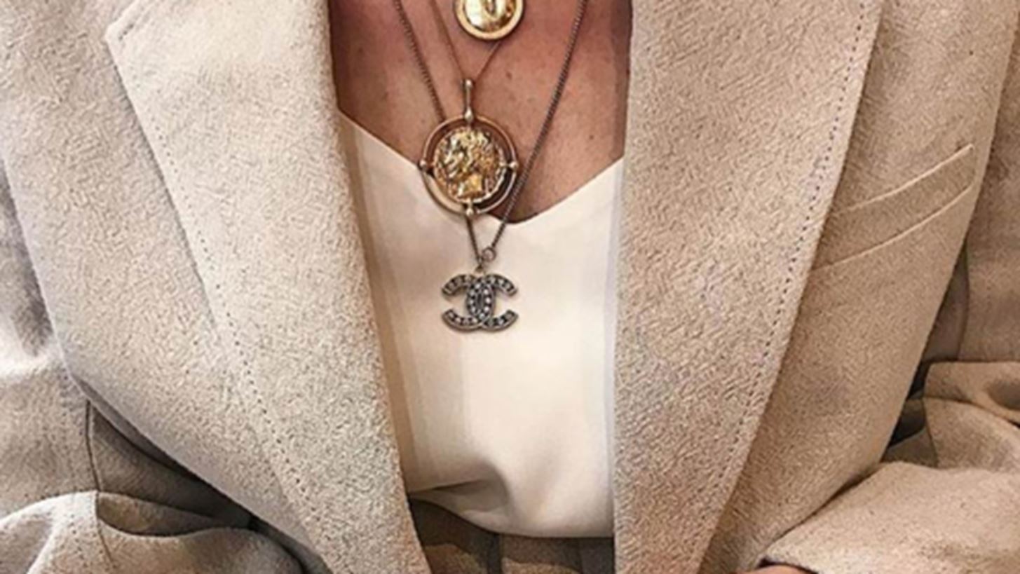 Πώς να φορέσω κολιέ; 5 κανόνες για το τέλειο layering κοσμημάτων στο λαιμό