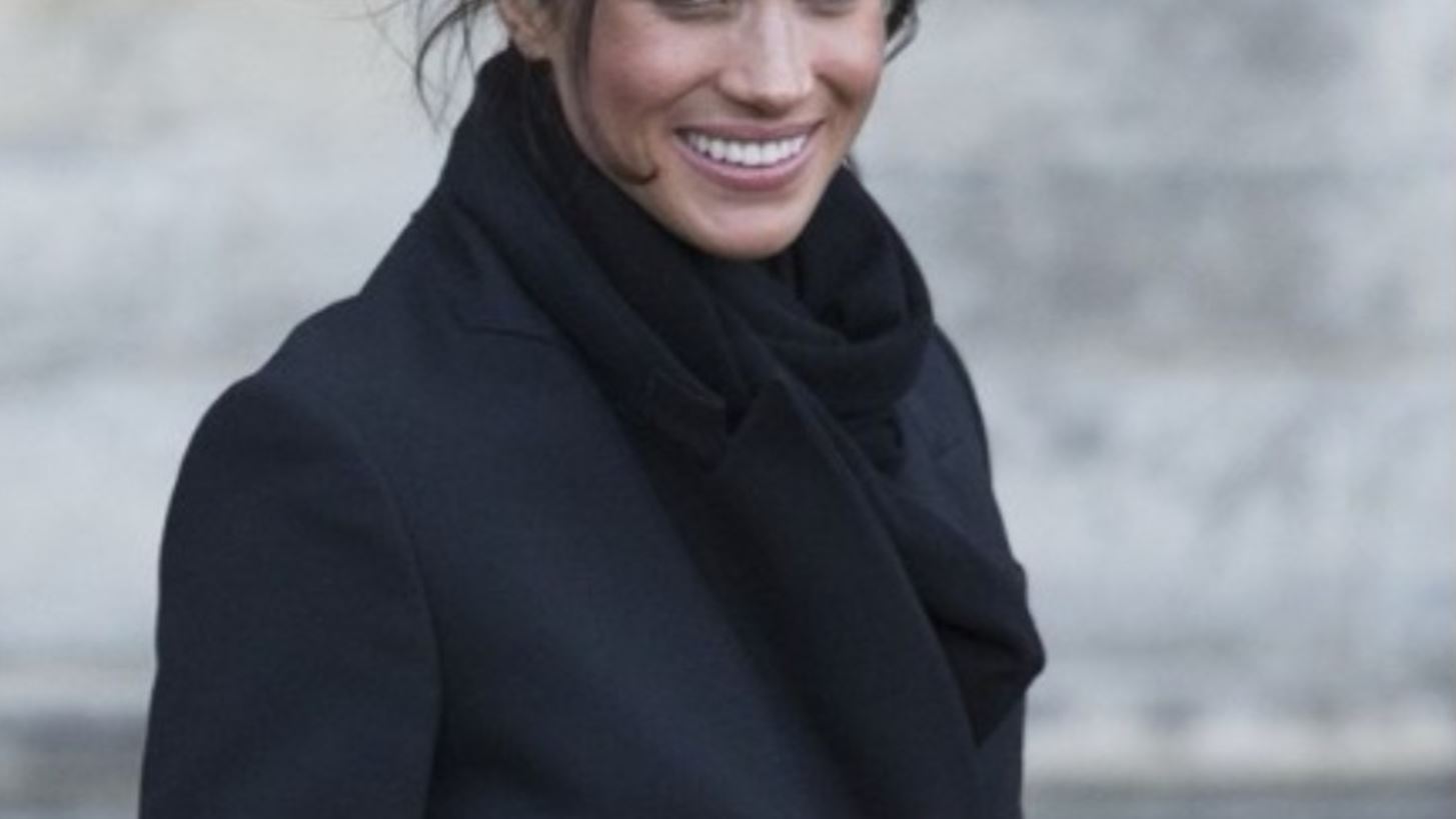 Meghan Markle: &#x3A3;&#x3C5;&#x3BC;&#x3B2;&#x3BF;&#x3C5;&#x3BB;&#x3B5;&#x3CD;&#x3B5;&#x3C4;&#x3B1;&#x3B9; &#x3C3;&#x3C5;&#x3C7;&#x3BD;&#x3AC; &#x3C4;&#x3B7; Victoria Beckham &#x3B3;&#x3B9;&#x3B1; &#x3C4;&#x3BF; &#x3C3;&#x3C4;&#x3C5;&#x3BB; &#x3C4;&#x3B7;&#x3C2;