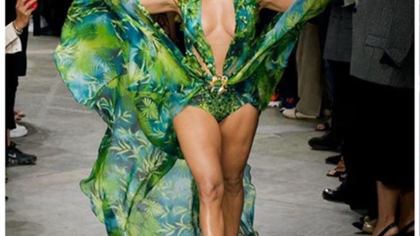 H J.L&#x3BF; &#x3AD;&#x3BA;&#x3BB;&#x3B5;&#x3B9;&#x3C3;&#x3B5; &#x3C4;&#x3BF; show Versace &#x3BE;&#x3B1;&#x3BD;&#x3B1;&#x3C6;&#x3BF;&#x3C1;&#x3CE;&#x3BD;&#x3C4;&#x3B1;&#x3C2; &#x3C4;&#x3BF; iconic jungle &#x3C6;&#x3CC;&#x3C1;&#x3B5;&#x3BC;&#x3B1;!