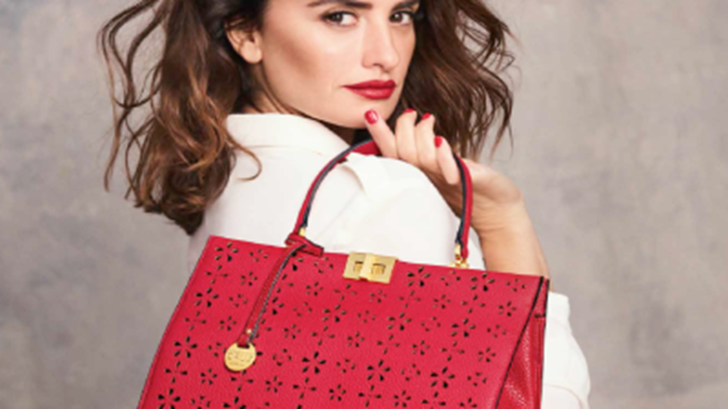 &#x386;&#x3BB;&#x3BB;&#x3B7; &#x3BC;&#x3AF;&#x3B1; &#x3B5;&#x3BA;&#x3C0;&#x3BB;&#x3B7;&#x3BA;&#x3C4;&#x3B9;&#x3BA;&#x3AE; capsule &#x3C3;&#x3C5;&#x3BB;&#x3BB;&#x3BF;&#x3B3;&#x3AE; Carpisa &#x3BC;&#x3B5; &#x3C4;&#x3B7;&#x3BD; &#x3C5;&#x3C0;&#x3BF;&#x3B3;&#x3C1;&#x3B1;&#x3C6;&#x3AE; &#x3C4;&#x3B7;&#x3C2; Penelope Cruz