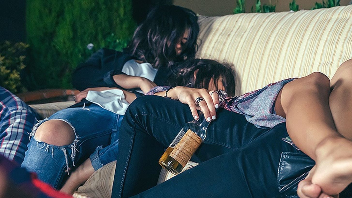 T&#x3B1; &#x3C0;&#x3BF;&#x3C4;&#x3AC; &#x3C0;&#x3BF;&#x3C5; &#x3C7;&#x3B1;&#x3C1;&#x3AF;&#x3B6;&#x3BF;&#x3C5;&#x3BD; &#x3C4;&#x3B1; &#x3C7;&#x3B5;&#x3B9;&#x3C1;&#x3CC;&#x3C4;&#x3B5;&#x3C1;&#x3B1; hangover - &#x3C3;&#x3CD;&#x3BC;&#x3C6;&#x3C9;&#x3BD;&#x3B1; &#x3BC;&#x3B5; &#x3C4;&#x3B7;&#x3BD; &#x3B5;&#x3C0;&#x3B9;&#x3C3;&#x3C4;&#x3AE;&#x3BC;&#x3B7;