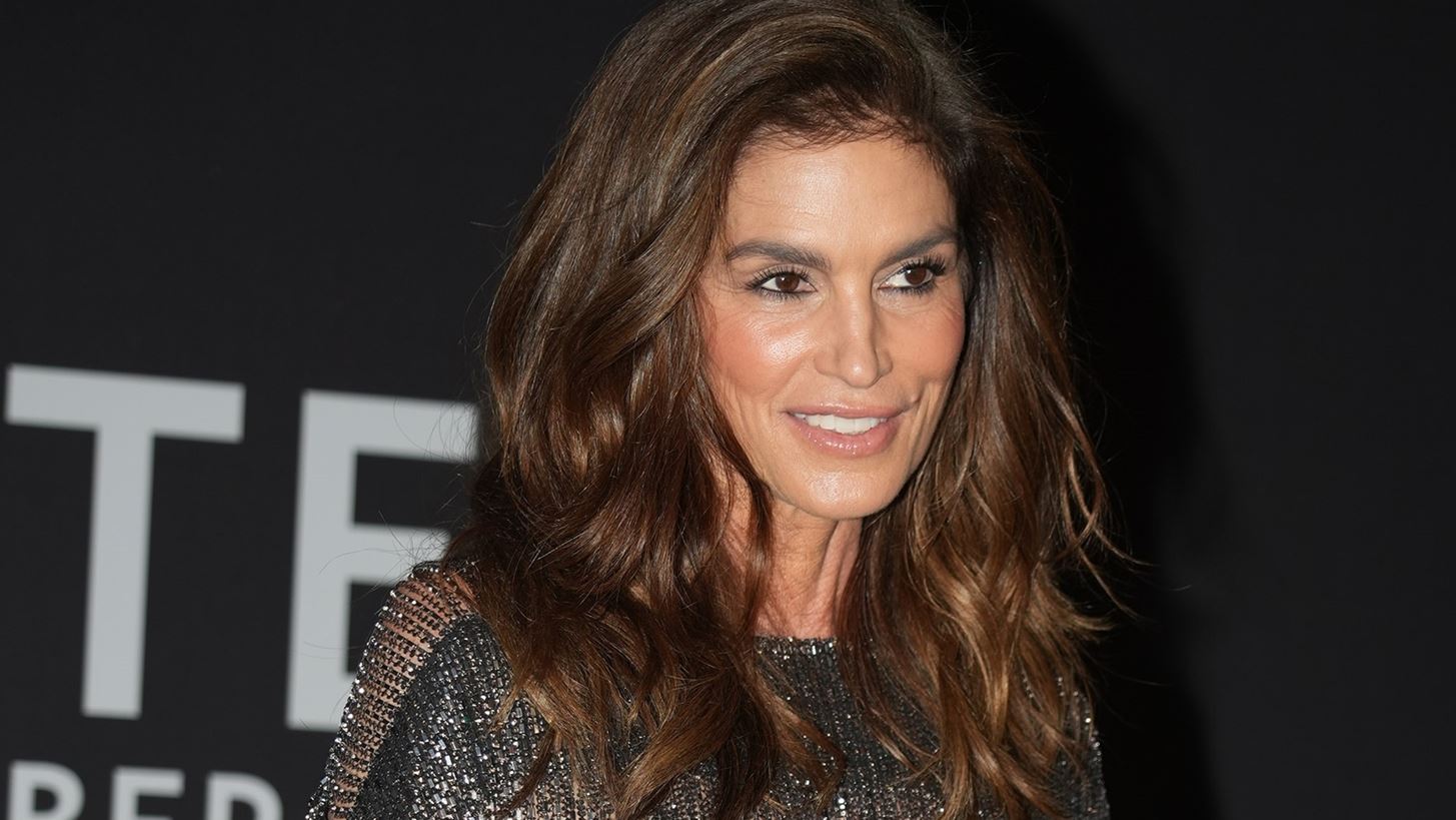 &#x397; Cindy Crawford &#x3C0;&#x3B5;&#x3B9;&#x3C1;&#x3B1;&#x3BC;&#x3B1;&#x3C4;&#x3AF;&#x3B6;&#x3B5;&#x3C4;&#x3B1;&#x3B9; &#x3BC;&#x3B5; &#x3C4;&#x3B1; &#x3BC;&#x3B1;&#x3BB;&#x3BB;&#x3B9;&#x3AC; &#x3C4;&#x3B7;&#x3C2; &#x3BA;&#x3B1;&#x3B9; &#x3B8;&#x3C5;&#x3BC;&#x3AF;&#x3B6;&#x3B5;&#x3B9; &#x3C4;&#x3B7;&#x3BD; &#x3BA;&#x3CC;&#x3C1;&#x3B7; &#x3C4;&#x3B7;&#x3C2;, Kaia