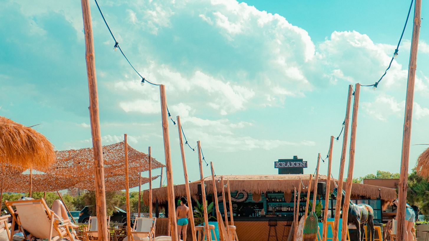 Kraken Beach Bar | &#x39F; &#x3BD;&#x3AD;&#x3BF;&#x3C2; &#x3BA;&#x3B1;&#x3BB;&#x3BF;&#x3BA;&#x3B1;&#x3B9;&#x3C1;&#x3B9;&#x3BD;&#x3CC;&#x3C2; &#x3C0;&#x3C1;&#x3BF;&#x3BF;&#x3C1;&#x3B9;&#x3C3;&#x3BC;&#x3CC;&#x3C2; &#x3B3;&#x3B9;&#x3B1; &#x3BC;&#x3BF;&#x3C5;&#x3C3;&#x3B9;&#x3BA;&#x3AD;&#x3C2;, cocktails, surf &#x3BA;&#x3B1;&#x3B9; &#x3C6;&#x3B1;&#x3B3;&#x3B7;&#x3C4;&#x3CC; &#x3C0;&#x3BF;&#x3C5; &#x3C3;&#x3B5; &#x3C4;&#x3B1;&#x3BE;&#x3B9;&#x3B4;&#x3B5;&#x3CD;&#x3B5;&#x3B9; &#x3C7;&#x3C9;&#x3C1;&#x3AF;&#x3C2; &#x3BD;&#x3B1; &#x3C0;&#x3B1;&#x3C2; &#x3BC;&#x3B1;&#x3BA;&#x3C1;&#x3B9;&#x3AC;