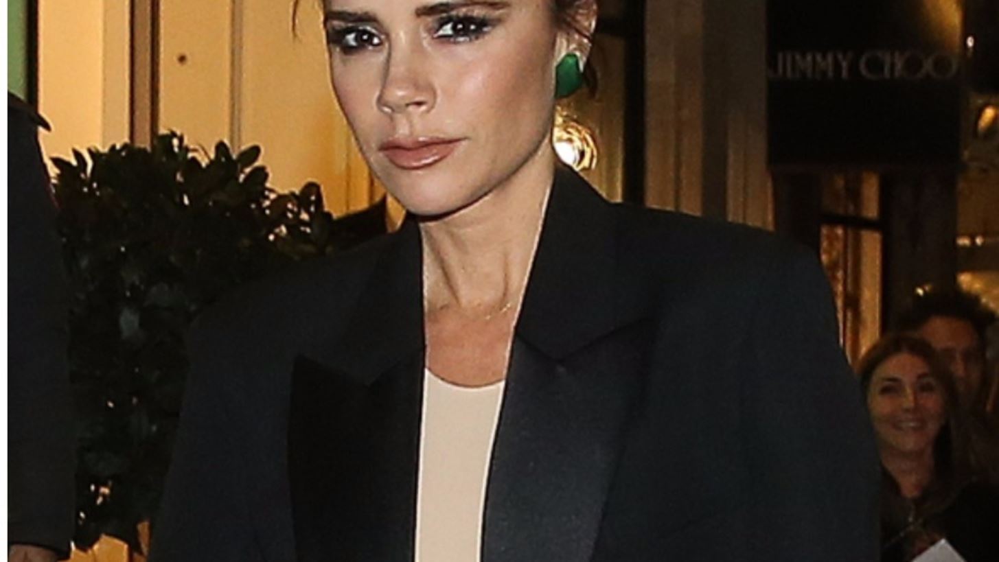 &#x39C;&#x3B1;&#x3CD;&#x3C1;&#x3BF; tuxedo: &#x3A0;&#x3CE;&#x3C2; &#x3C4;&#x3BF; &#x3C6;&#x3CC;&#x3C1;&#x3B5;&#x3C3;&#x3B1;&#x3BD; Victoria Beckham &#x3BA;&#x3B1;&#x3B9; Alexa Chung;
