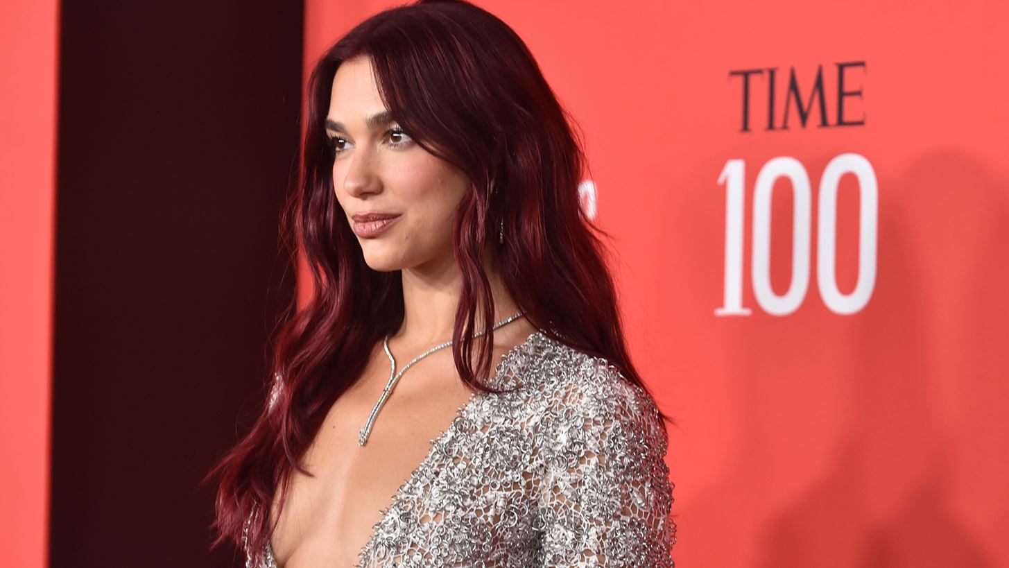 H Dua Lipa &#x3AD;&#x3BB;&#x3B1;&#x3BC;&#x3C8;&#x3B5; &#x3C3;&#x3C4;&#x3B1; &#x392;&#x3C1;&#x3B1;&#x3B2;&#x3B5;&#x3AF;&#x3B1; TIME 100 &#x3BC;&#x3B5; Chanel &#x3C6;&#x3CC;&#x3C1;&#x3B5;&#x3BC;&#x3B1;