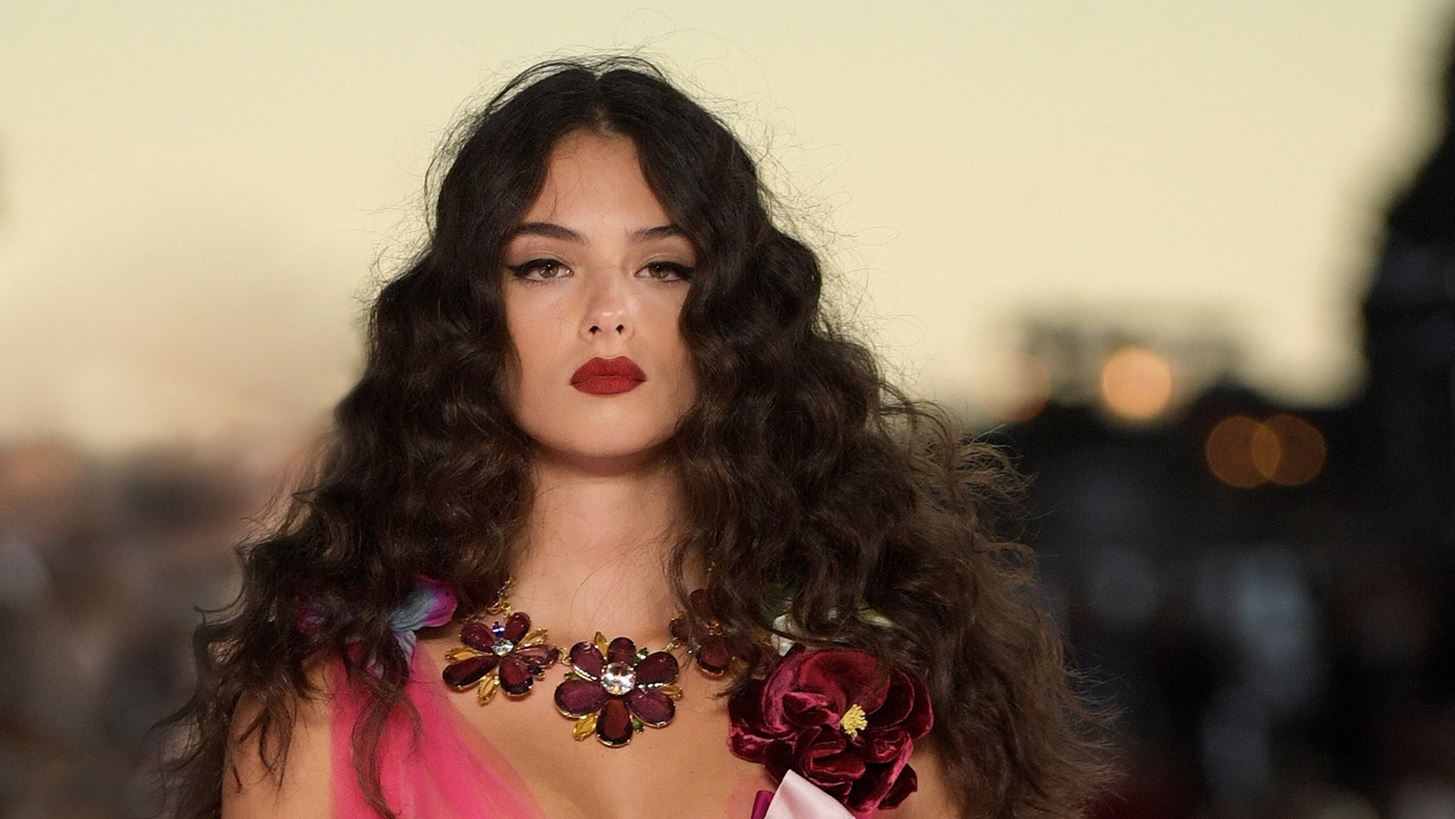 Deva Cassel | &#x397; &#x3BA;&#x3CC;&#x3C1;&#x3B7; &#x3C4;&#x3B7;&#x3C2; Monica Bellucci &#x3C3;&#x3C4;&#x3BF; &#x3C3;&#x3CC;&#x3BF;&#x3C5; &#x3C4;&#x3BF;&#x3C5; &#x3BF;&#x3AF;&#x3BA;&#x3BF;&#x3C5; Dior &#x3BC;&#x3B5; &#x3BD;&#x3AD;&#x3BF; &#x3C6;&#x3C1;&#x3AD;&#x3C3;&#x3BA;&#x3BF; &#x3BA;&#x3BF;&#x3CD;&#x3C1;&#x3B5;&#x3BC;&#x3B1;