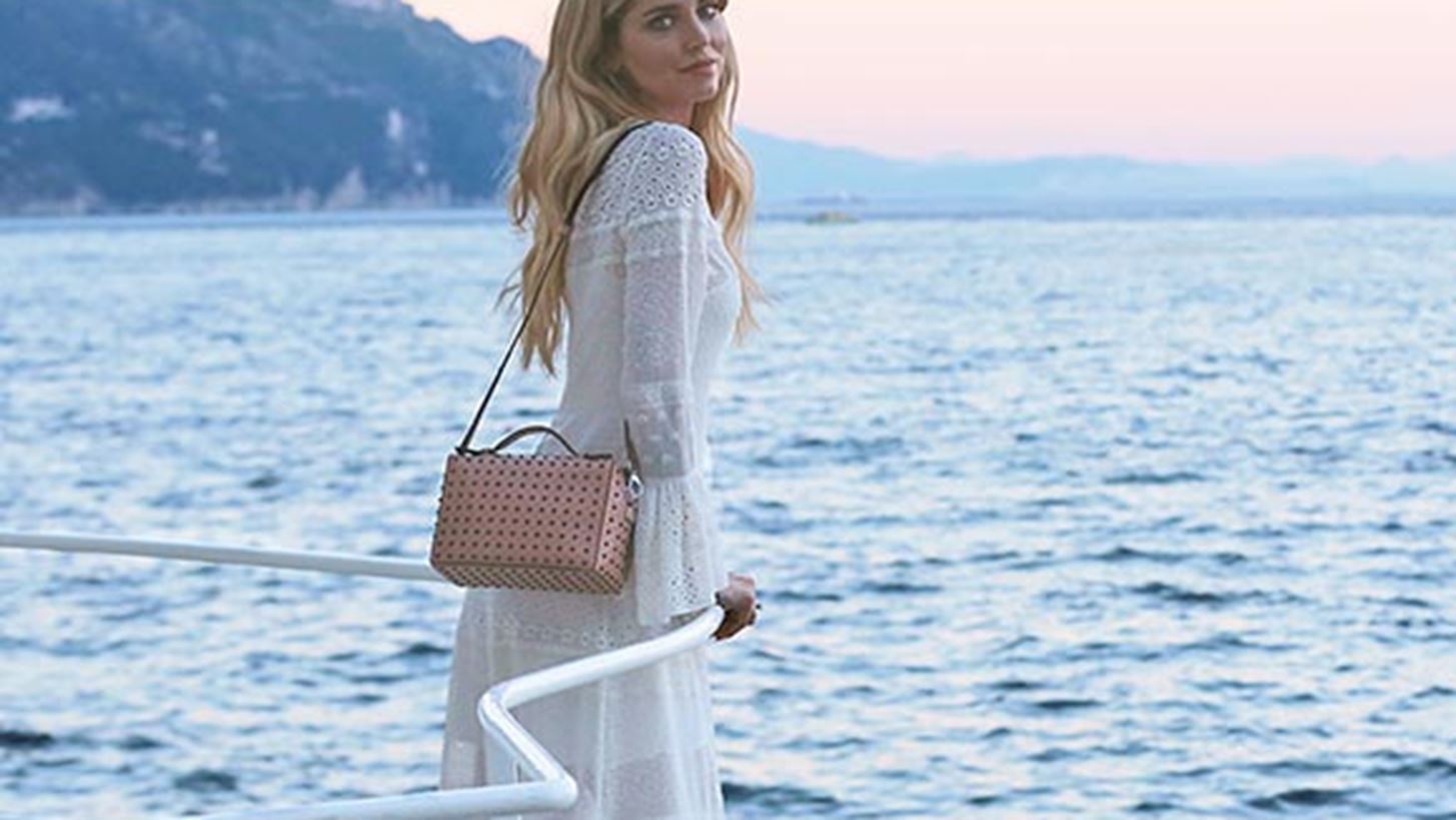H Chiara Ferragni &#x3B5;&#x3C0;&#x3B1;&#x3BD;&#x3B1;&#x3C3;&#x3C7;&#x3B5;&#x3B4;&#x3B9;&#x3AC;&#x3B6;&#x3B5;&#x3B9; &#x3B4;&#x3CD;&#x3BF; &#x3BA;&#x3BB;&#x3B1;&#x3C3;&#x3B9;&#x3BA;&#x3AC; &#x3BA;&#x3BF;&#x3BC;&#x3BC;&#x3AC;&#x3C4;&#x3B9;&#x3B1; &#x3C4;&#x3B7;&#x3C2; Tod&#x27;s