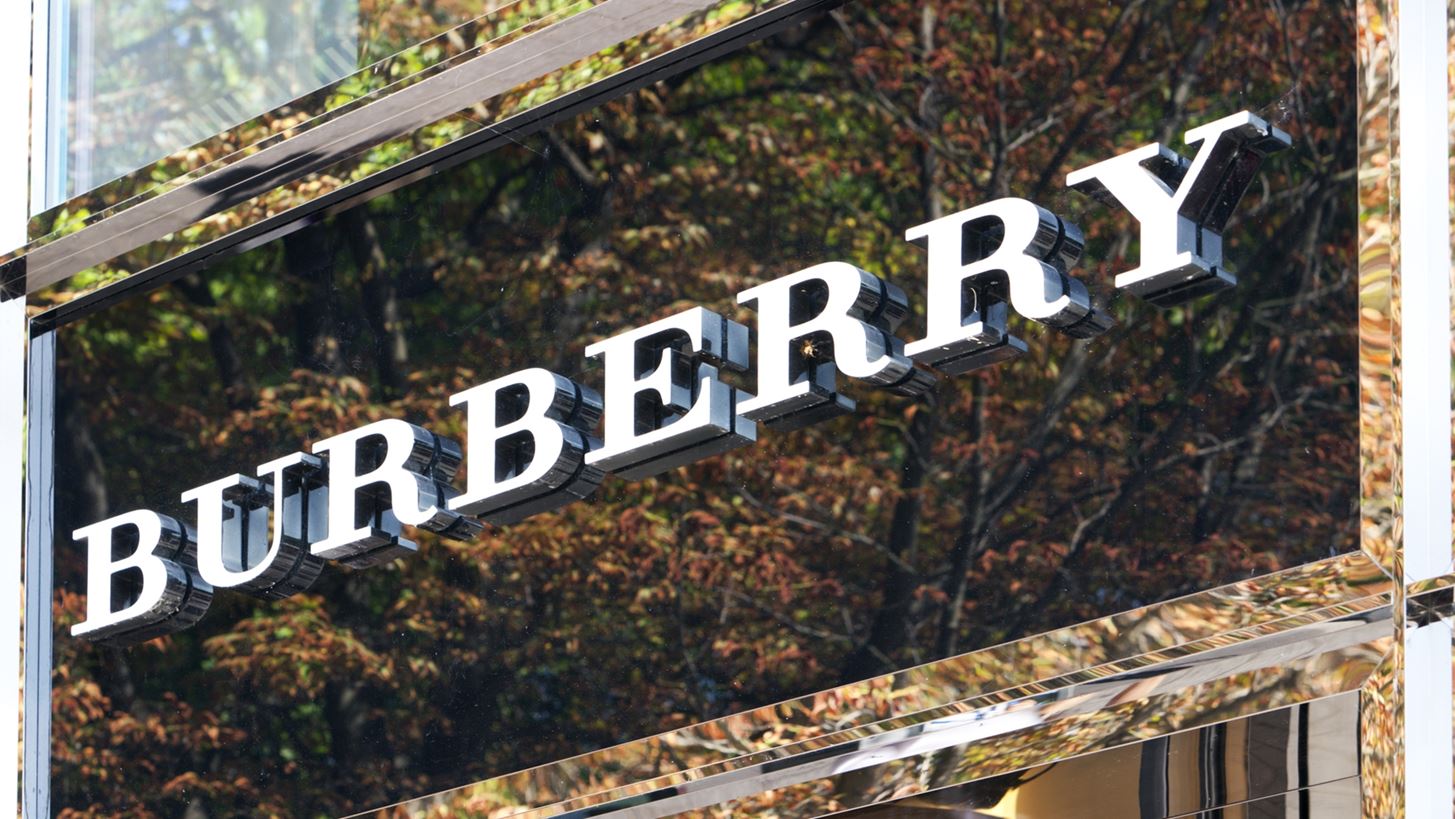 Burberry | &#x397; &#x3B9;&#x3C3;&#x3C4;&#x3BF;&#x3C1;&#x3AF;&#x3B1; &#x3C4;&#x3BF;&#x3C5; &#x3B5;&#x3BC;&#x3B2;&#x3BB;&#x3B7;&#x3BC;&#x3B1;&#x3C4;&#x3B9;&#x3BA;&#x3BF;&#x3CD; &#x3BF;&#x3AF;&#x3BA;&#x3BF;&#x3C5; &#x3C3;&#x3C4;&#x3BF; &#x3BD;&#x3AD;&#x3BF; &#x3B2;&#x3B9;&#x3B2;&#x3BB;&#x3AF;&#x3BF; &#x3C4;&#x3BF;&#x3C5; Alexander Fury